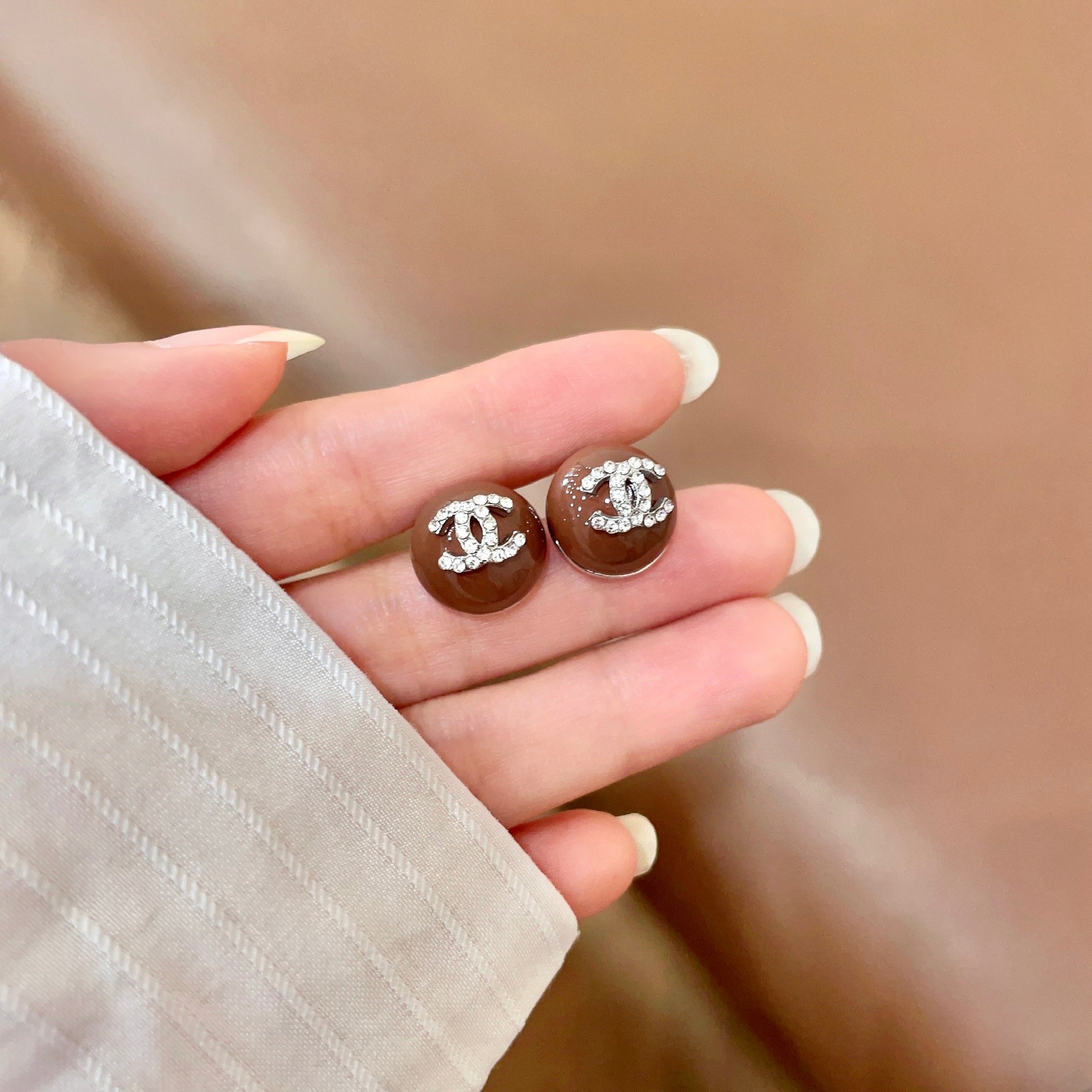 CHANEL A貨香奈兒 咖啡色雙C耳釘 琺瑯Logo耳環 女款飾品| 12 CHANEL A貨香奈兒 咖啡色雙C耳釘 琺瑯Logo耳環 女款飾品