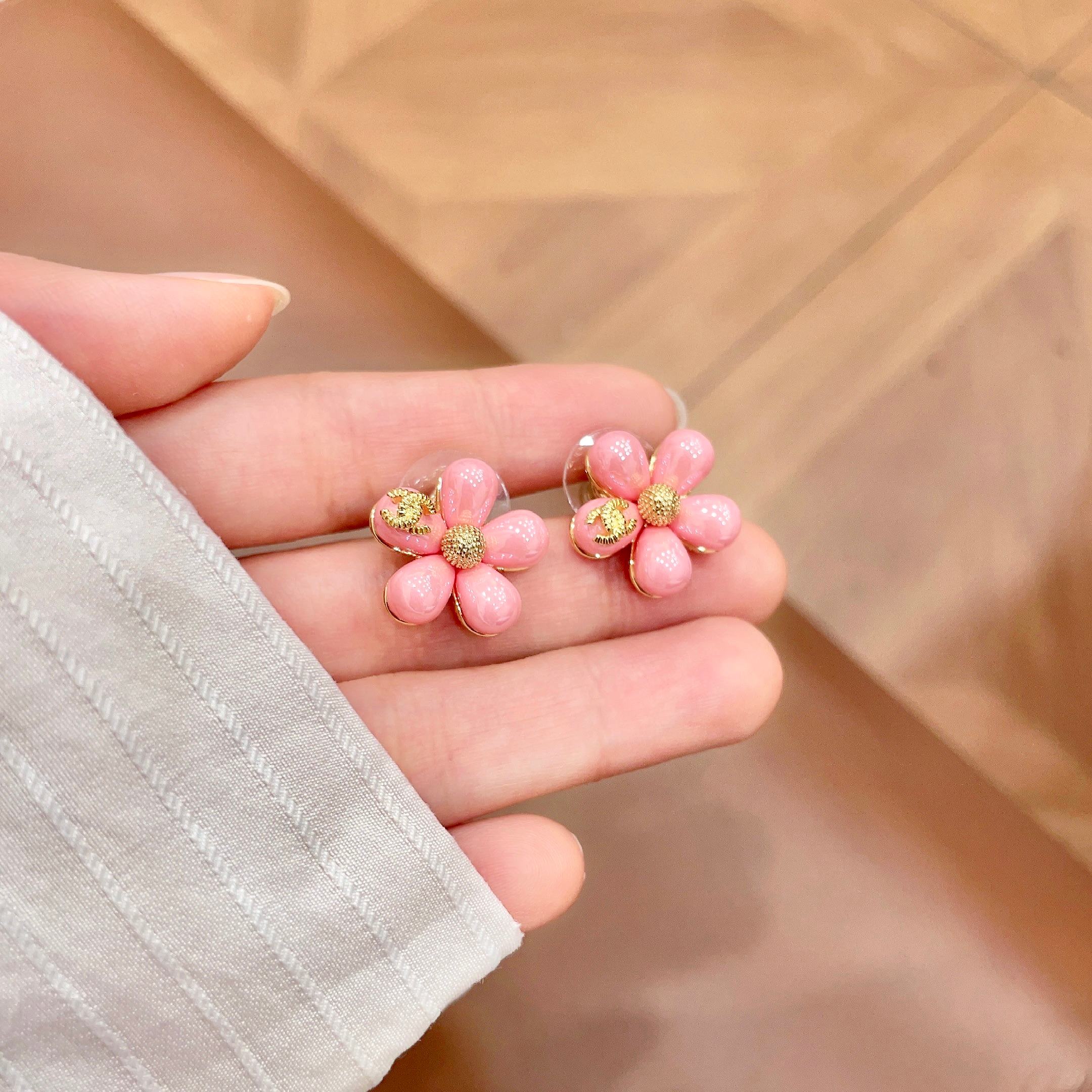 CHANEL 一比一 香奈兒 粉色花朵耳釘 山茶花耳環 女款精品飾品| 12 CHANEL 一比一 香奈兒 粉色花朵耳釘 山茶花耳環 女款精品飾品