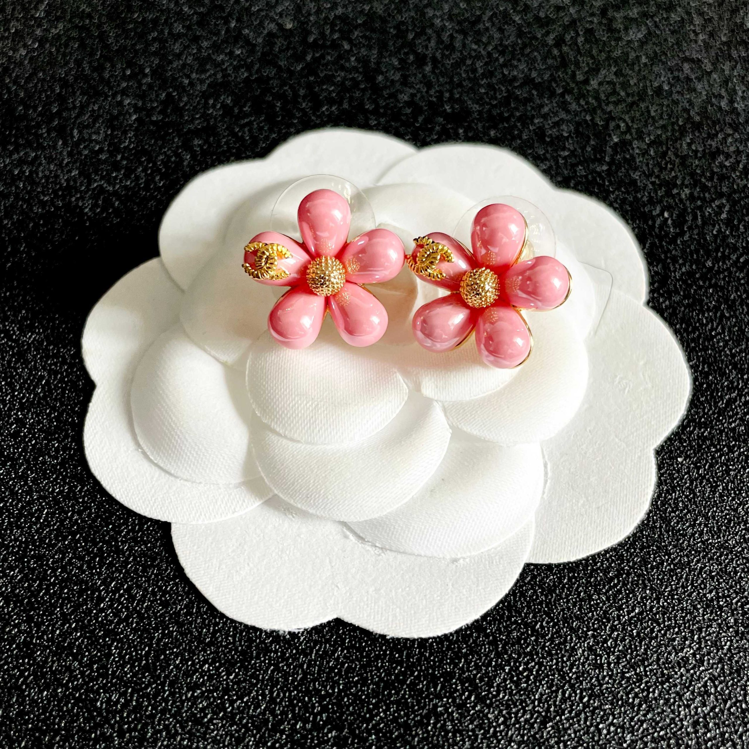 CHANEL 一比一 香奈兒 粉色花朵耳釘 山茶花耳環 女款精品飾品| 8 CHANEL 一比一 香奈兒 粉色花朵耳釘 山茶花耳環 女款精品飾品
