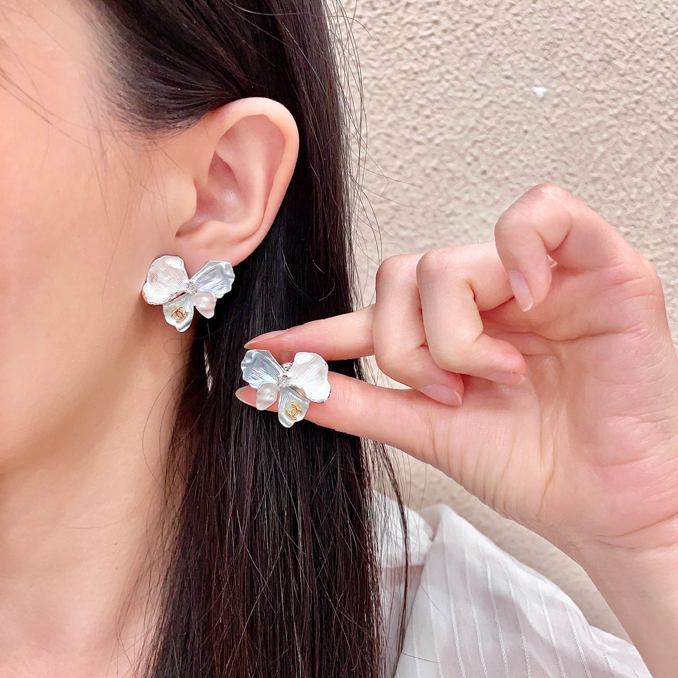 CHANEL A貨香奈兒 白色蘭花耳釘 珍珠花卉耳環 精品耳飾