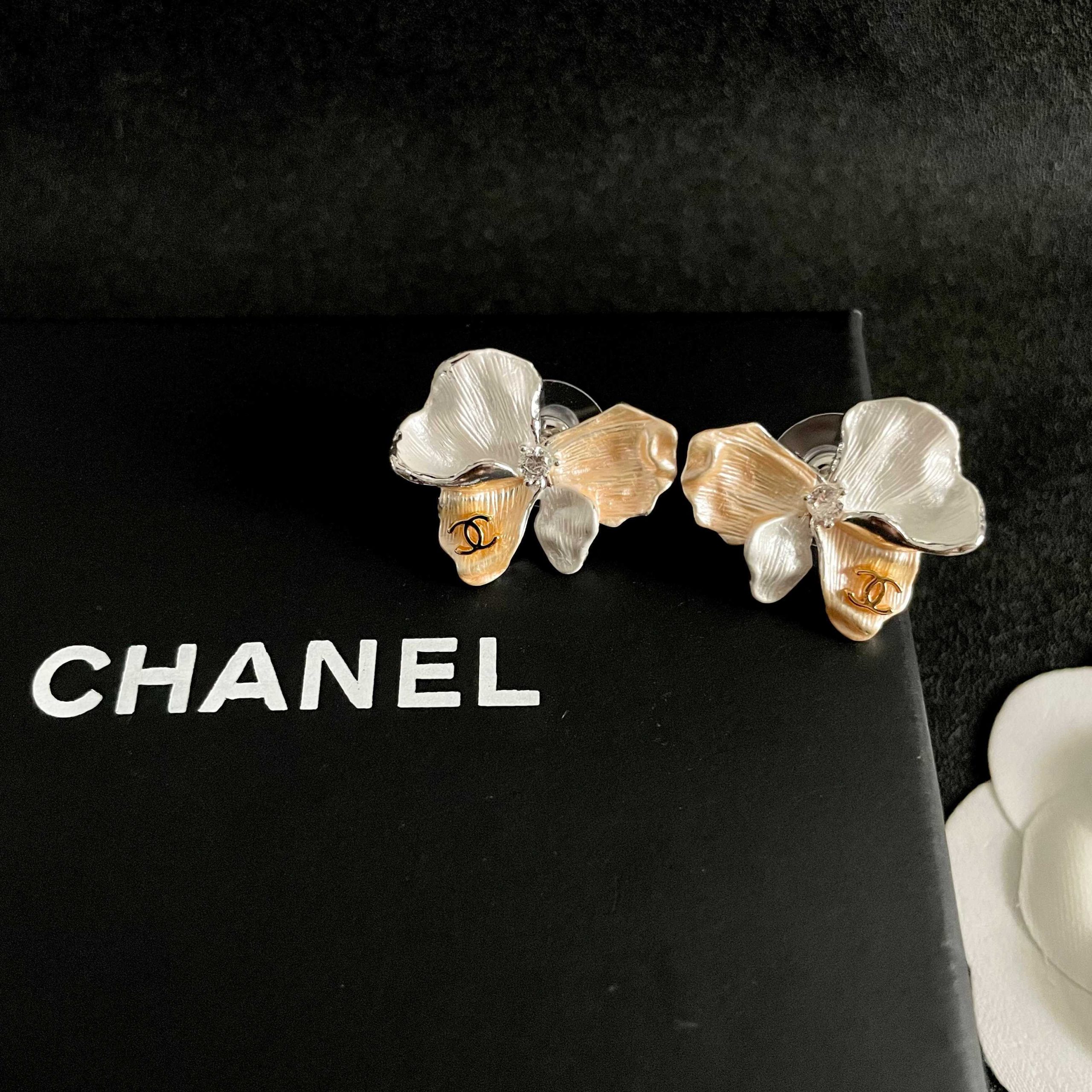CHANEL一比一 香奈兒 金白蘭花耳釘 花卉耳環 精品女款| 7 CHANEL一比一 香奈兒 金白蘭花耳釘 花卉耳環 精品女款