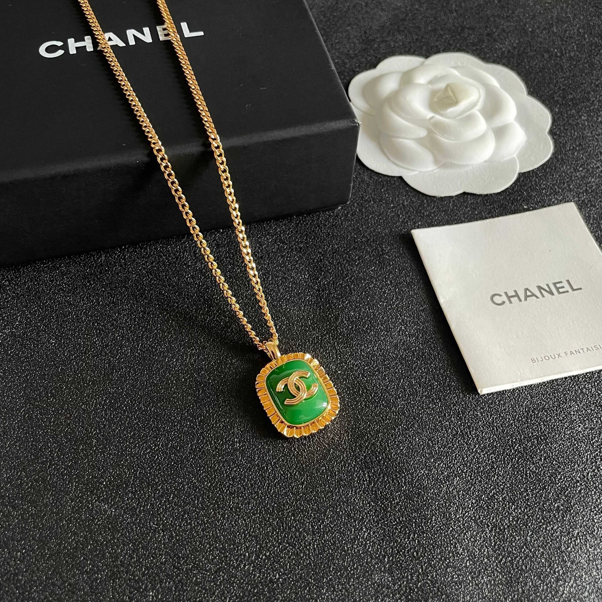 CHANEL高仿 香奈兒 綠色琺瑯雙C項鍊 復古吊墜 女款飾品| 10 CHANEL高仿 香奈兒 綠色琺瑯雙C項鍊 復古吊墜 女款飾品