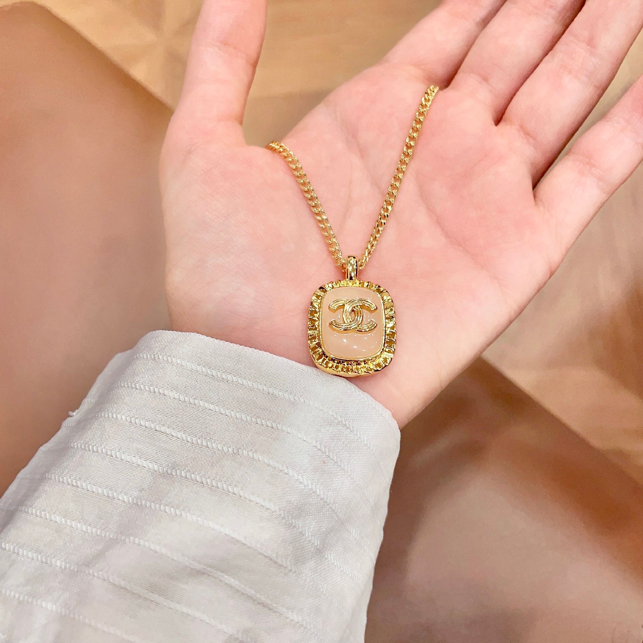 CHANEL A貨香奈兒 粉色琺瑯雙C項鍊 復古吊墜 女款精品| 12 CHANEL A貨香奈兒 粉色琺瑯雙C項鍊 復古吊墜 女款精品