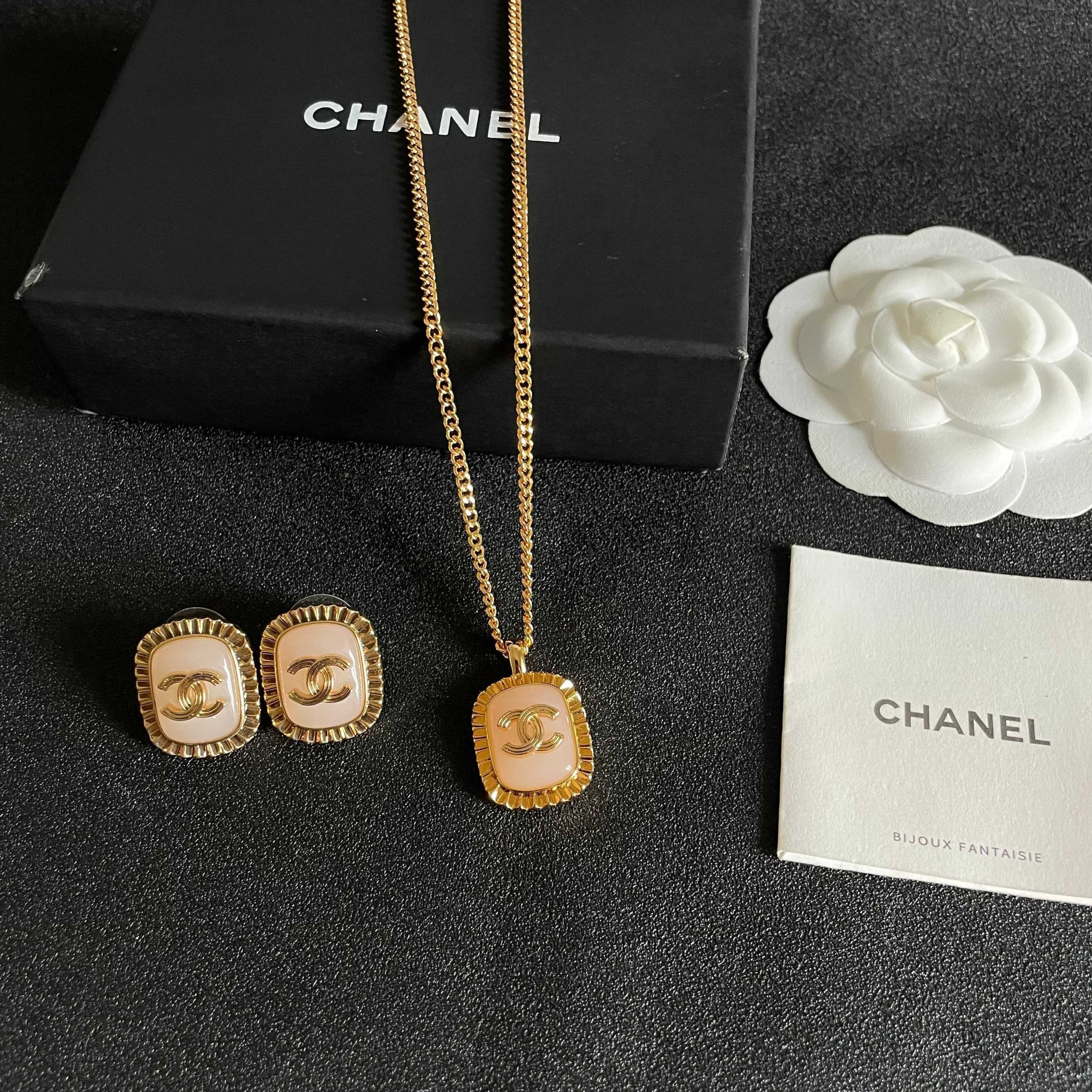 CHANEL A貨香奈兒 粉色琺瑯雙C項鍊 復古吊墜 女款精品| 10 CHANEL A貨香奈兒 粉色琺瑯雙C項鍊 復古吊墜 女款精品