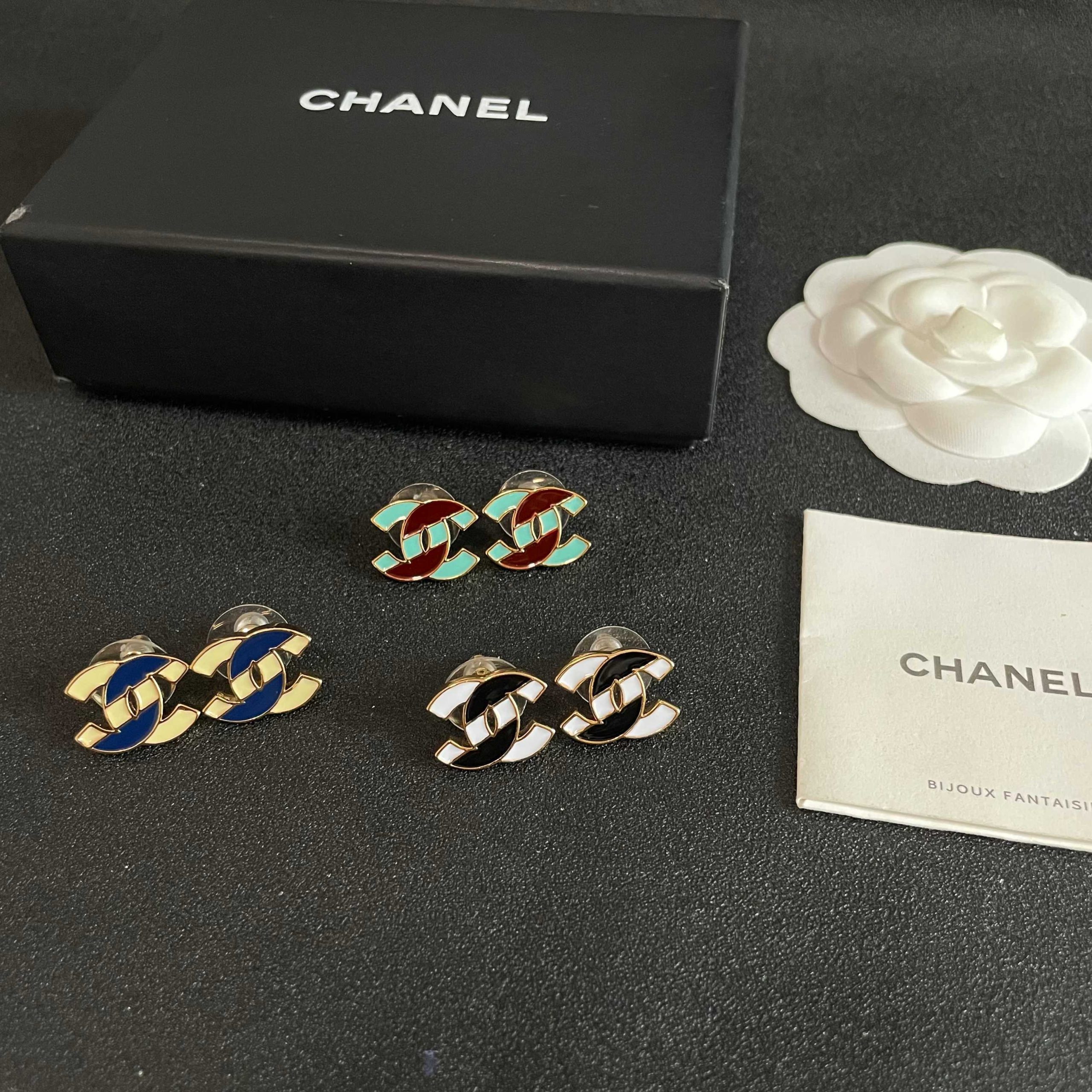 CHANEL 高仿香奈兒 藍白雙C琺瑯耳釘 經典Logo耳環 女款飾品| 16 CHANEL 高仿香奈兒 藍白雙C琺瑯耳釘 經典Logo耳環 女款飾品