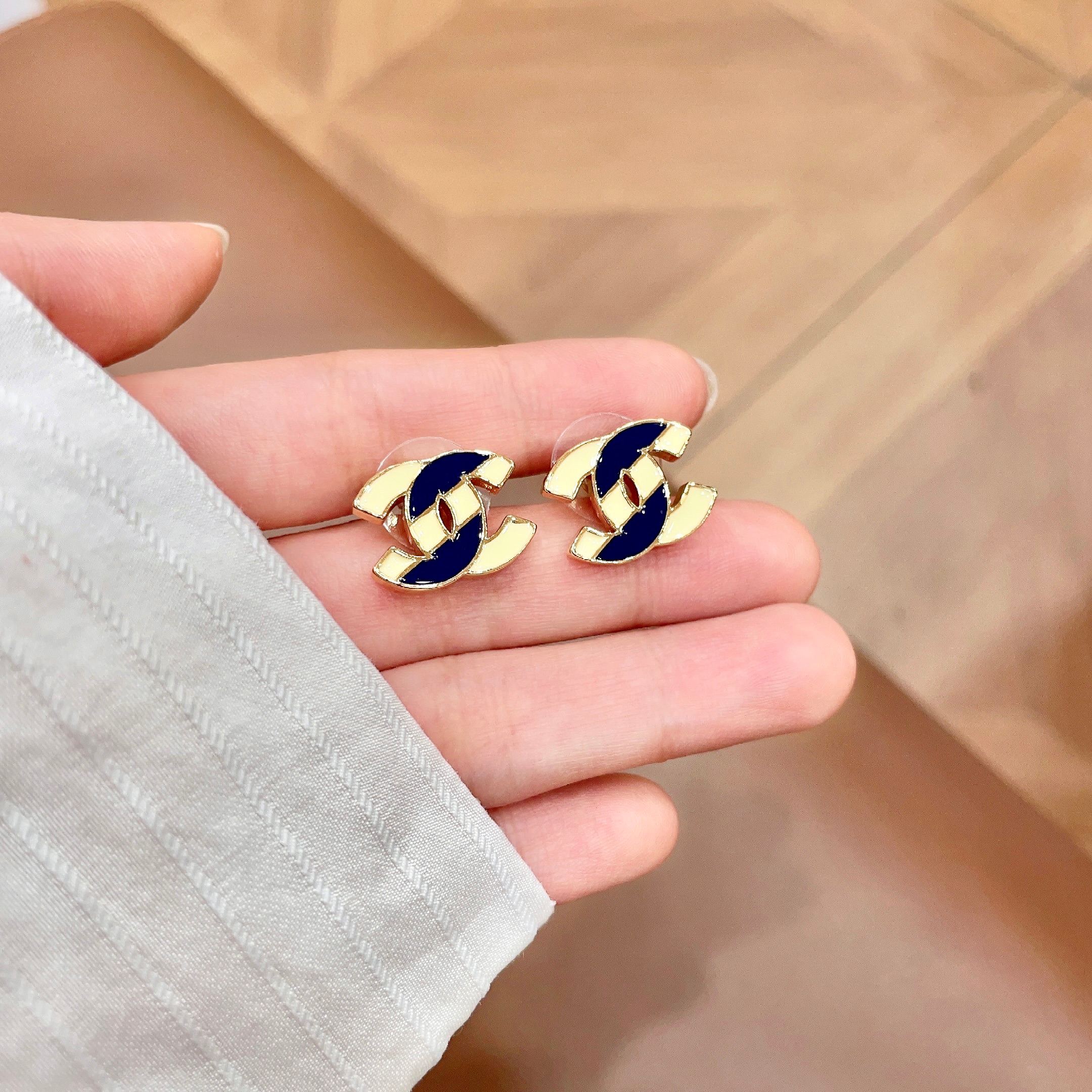 CHANEL 高仿香奈兒 藍白雙C琺瑯耳釘 經典Logo耳環 女款飾品