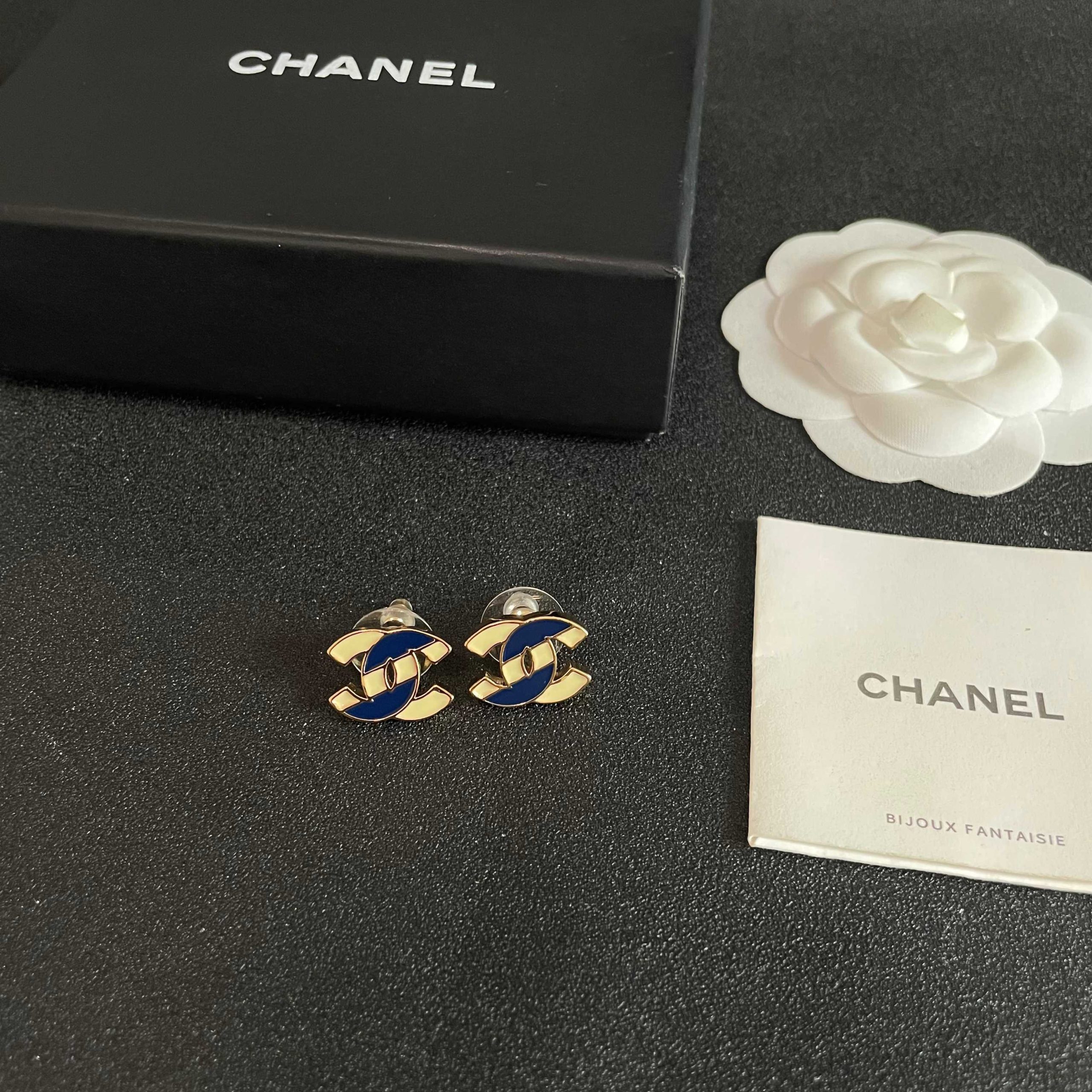 CHANEL 高仿香奈兒 藍白雙C琺瑯耳釘 經典Logo耳環 女款飾品| 11 CHANEL 高仿香奈兒 藍白雙C琺瑯耳釘 經典Logo耳環 女款飾品