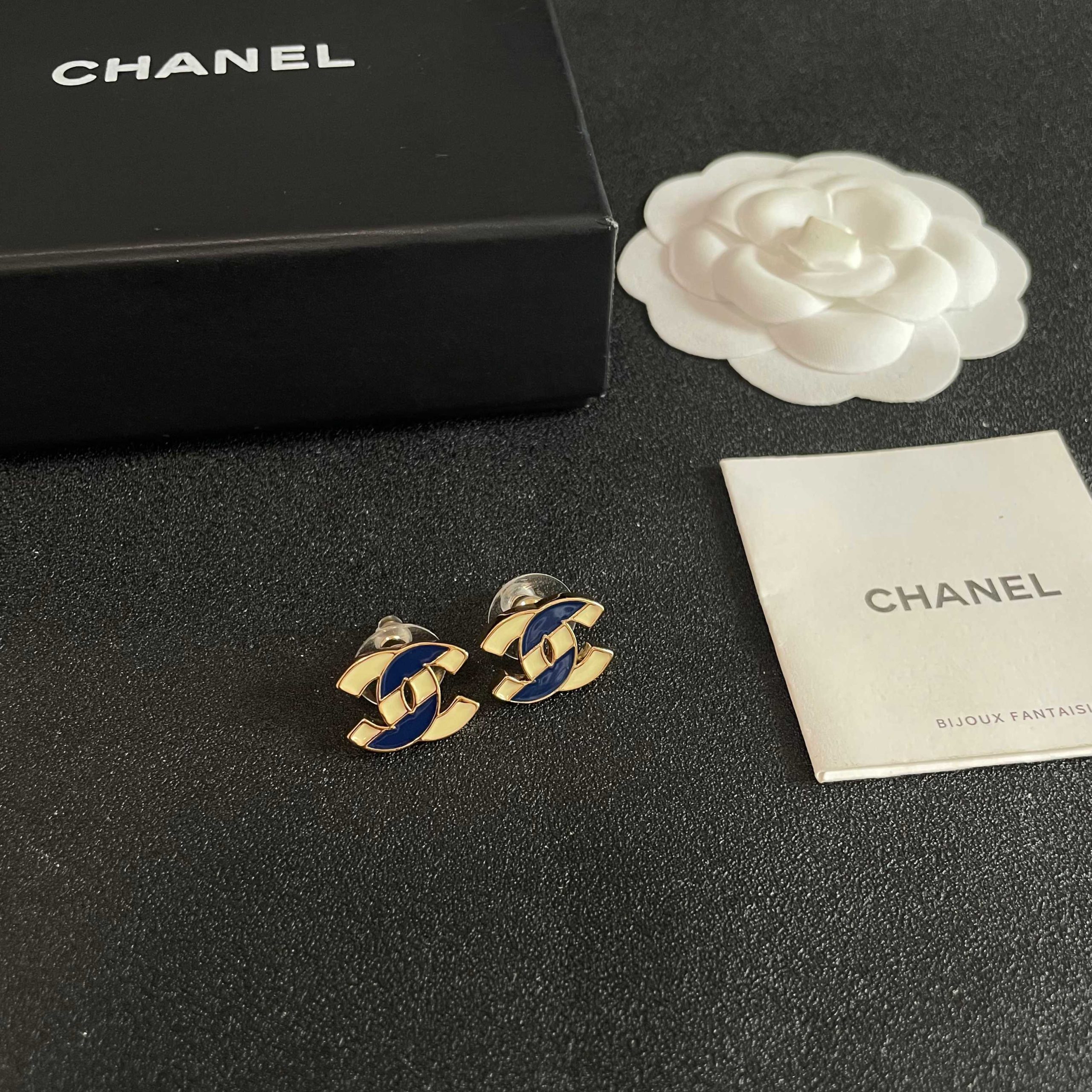 CHANEL 高仿香奈兒 藍白雙C琺瑯耳釘 經典Logo耳環 女款飾品| 10 CHANEL 高仿香奈兒 藍白雙C琺瑯耳釘 經典Logo耳環 女款飾品
