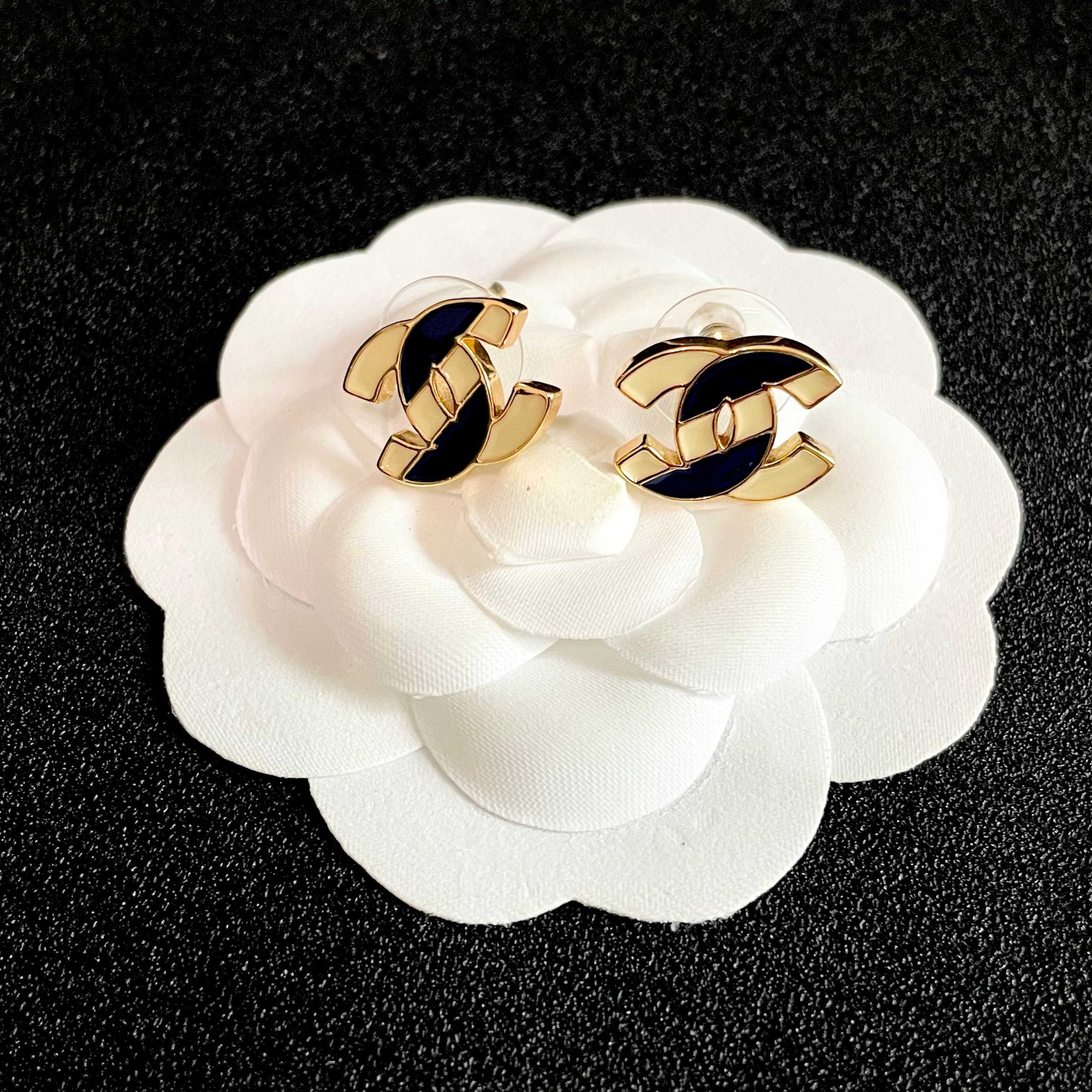 CHANEL 高仿香奈兒 藍白雙C琺瑯耳釘 經典Logo耳環 女款飾品| 8 CHANEL 高仿香奈兒 藍白雙C琺瑯耳釘 經典Logo耳環 女款飾品