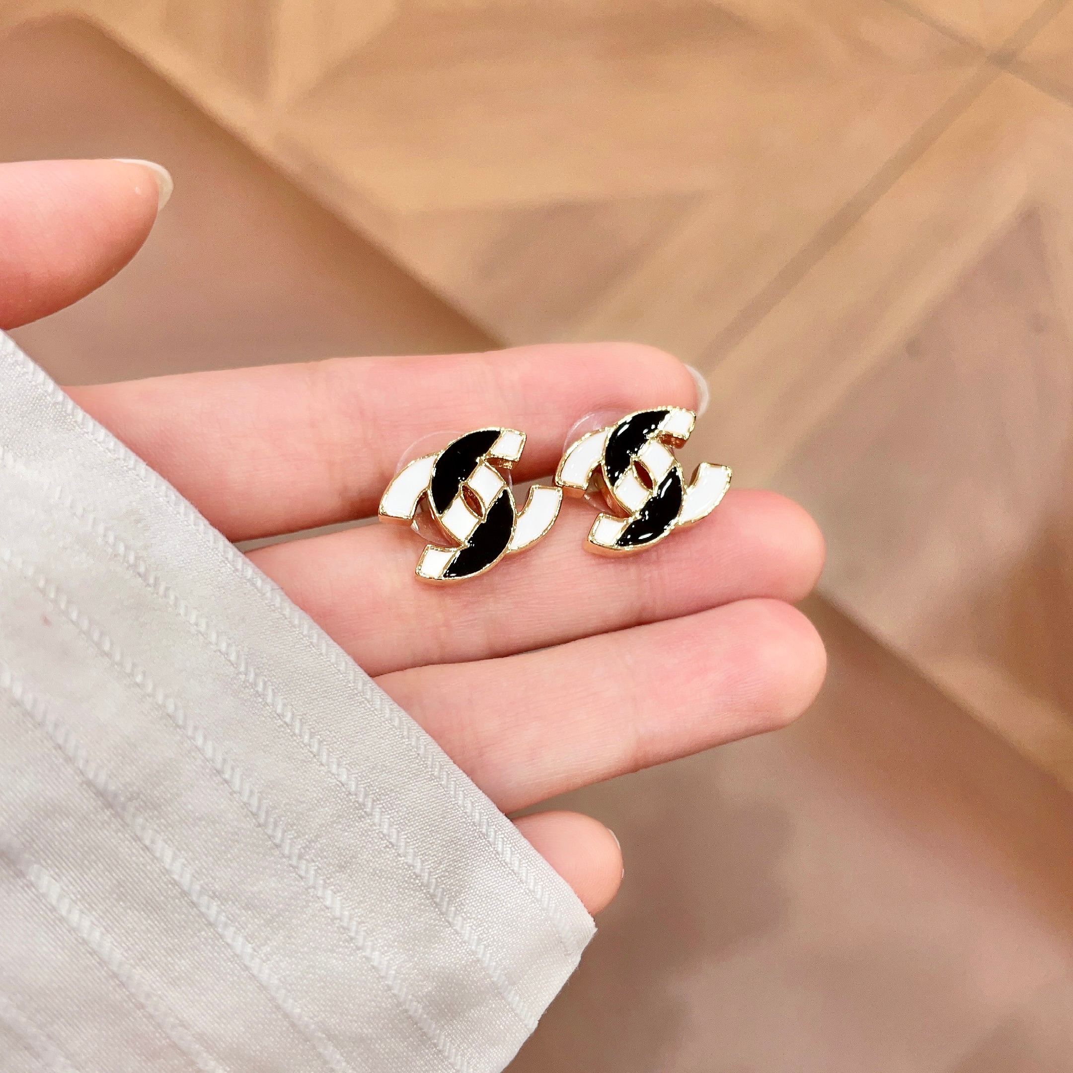 Chanel 原單 黑白雙C琺瑯耳釘 經典Logo耳環 女款精品飾品