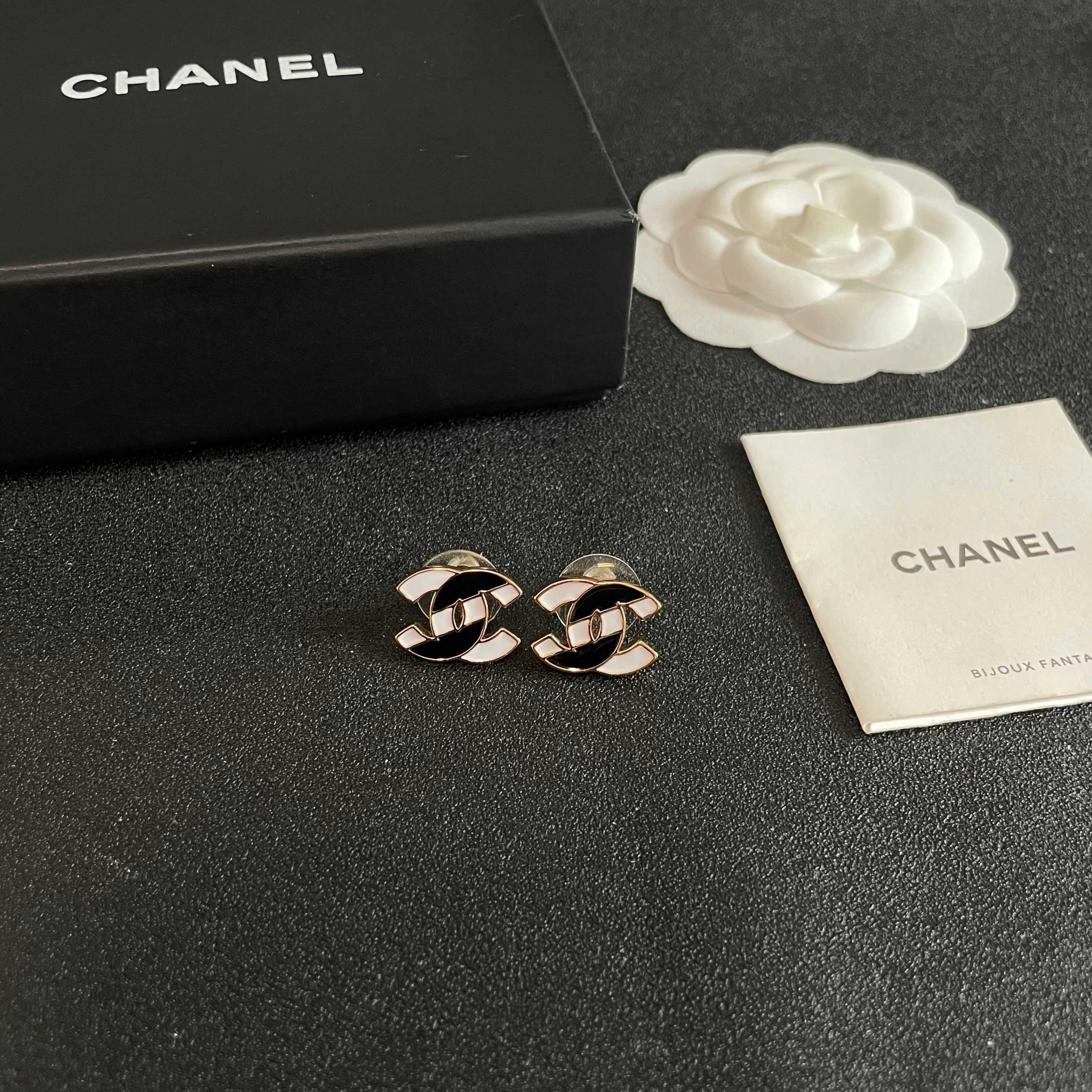 Chanel 原單 黑白雙C琺瑯耳釘 經典Logo耳環 女款精品飾品