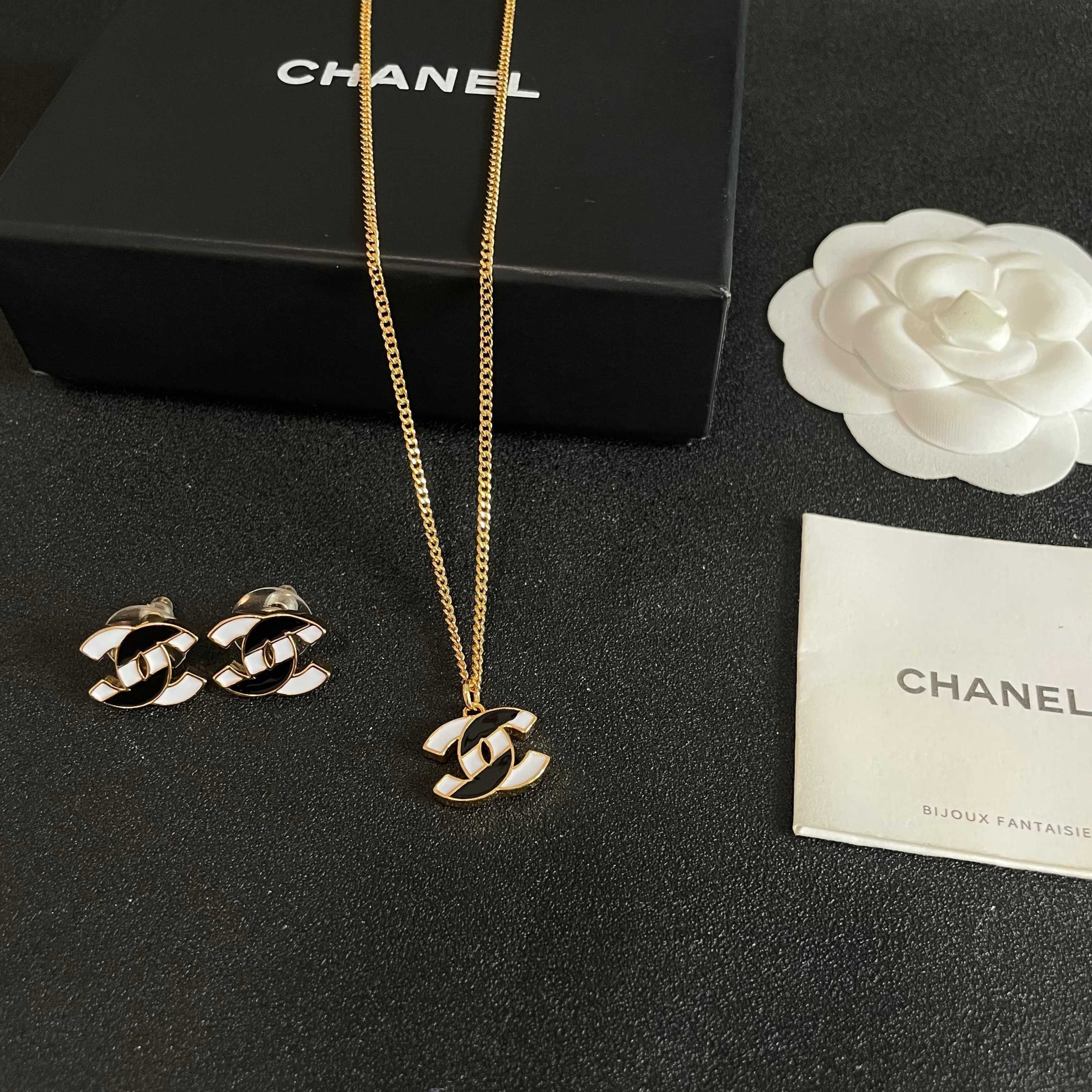 Chanel 原單 黑白雙C琺瑯耳釘 經典Logo耳環 女款精品飾品