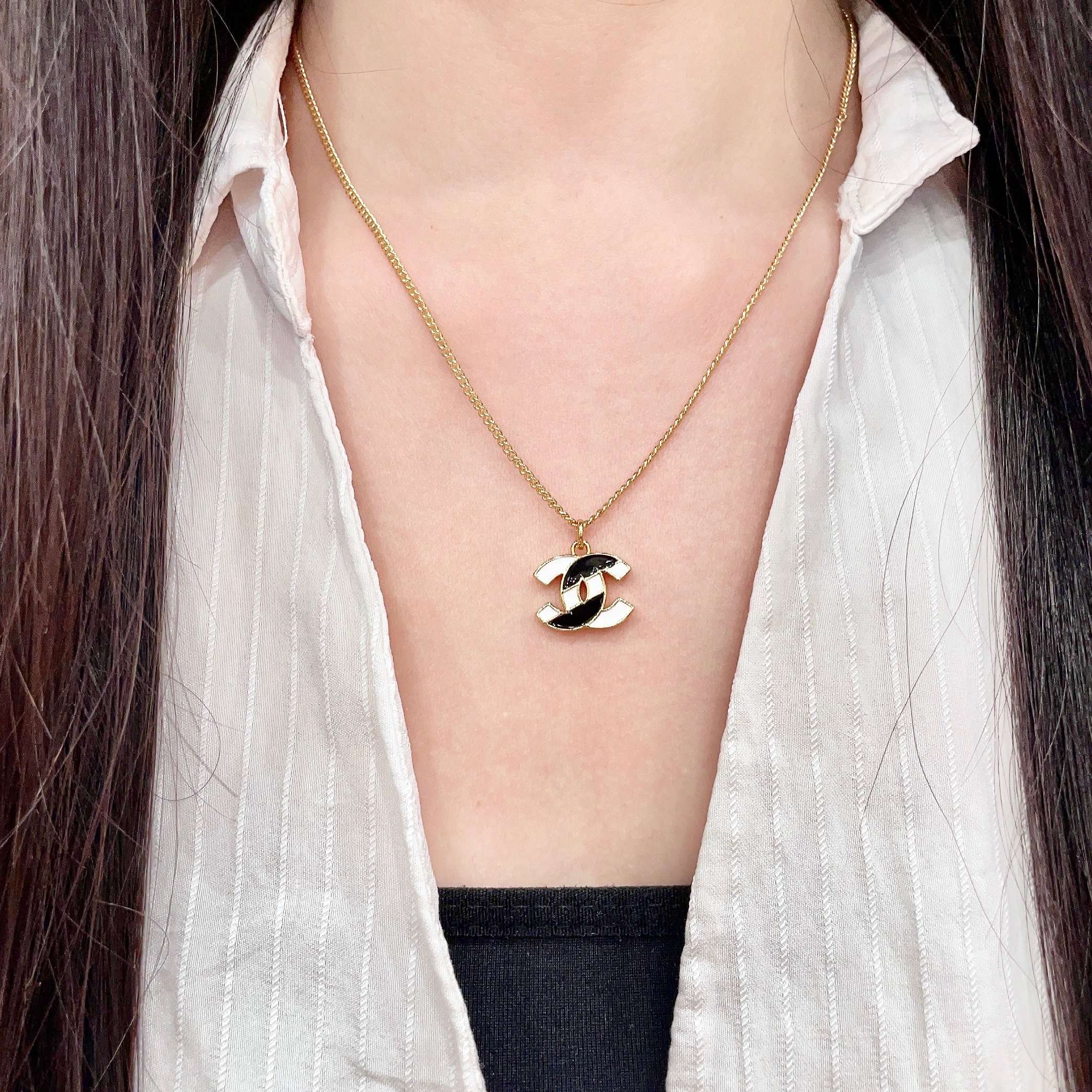 Chanel 高仿 黑白雙C琺瑯項鍊 經典Logo吊墜 精品鎖骨鏈