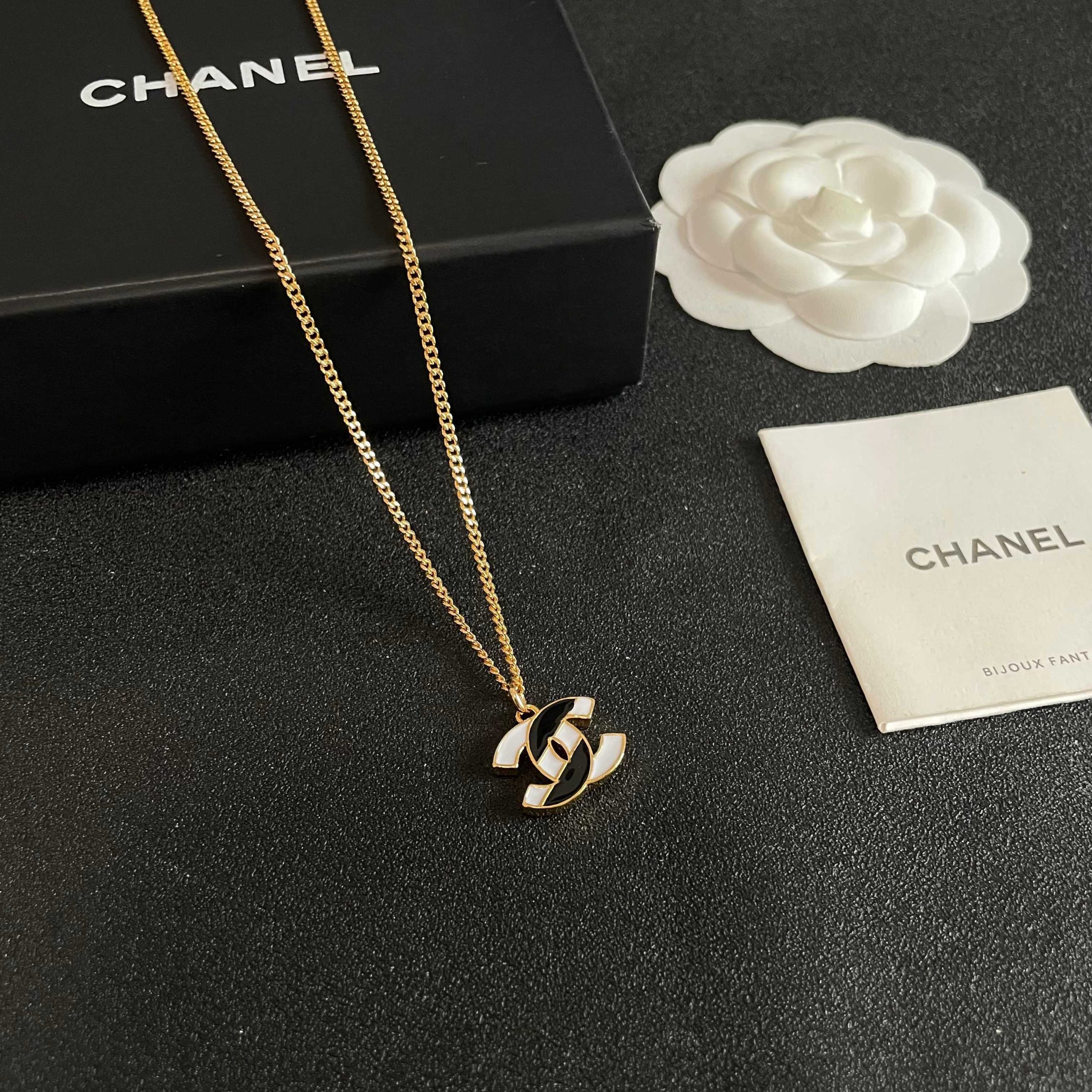 Chanel 高仿 黑白雙C琺瑯項鍊 經典Logo吊墜 精品鎖骨鏈