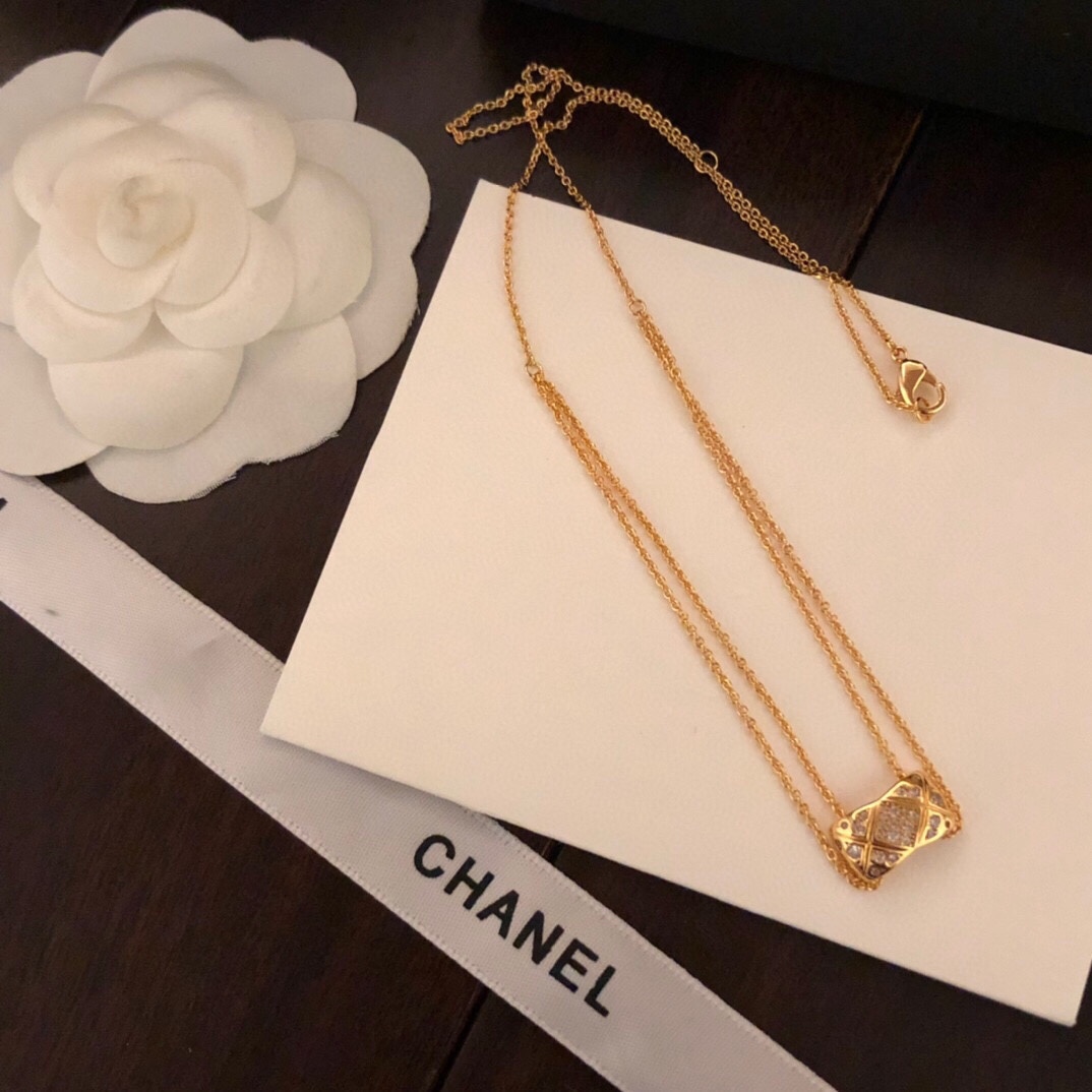 CHANEL高仿女士菱格鑲鑽吊墜項鍊 金色雙鏈設計精緻鎖骨鏈| 8 CHANEL高仿女士菱格鑲鑽吊墜項鍊 金色雙鏈設計精緻鎖骨鏈