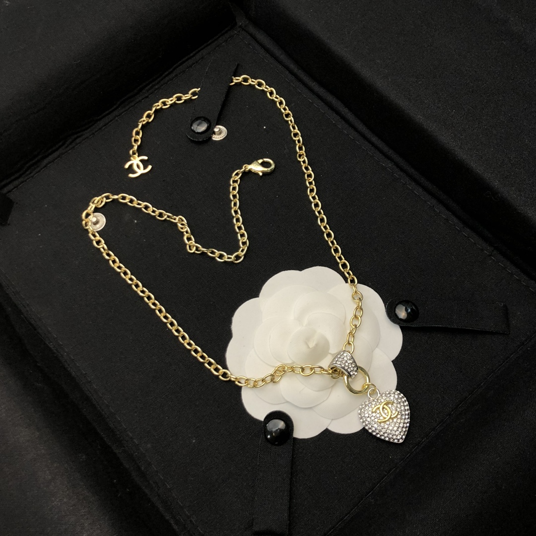CHANEL A貨女士愛心鑲鑽項鍊 金色粗鏈雙C吊墜華麗個性款
