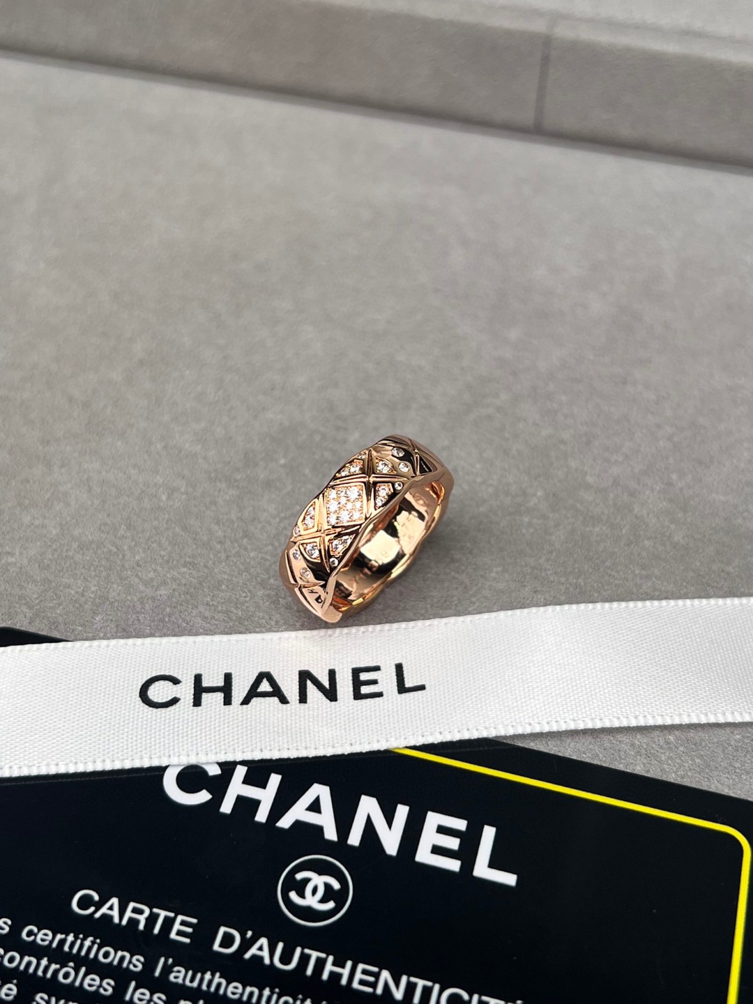 CHANEL原單女士菱格鑲鑽戒指 玫瑰金色精緻寬版時尚指環| 3 CHANEL原單女士菱格鑲鑽戒指 玫瑰金色精緻寬版時尚指環