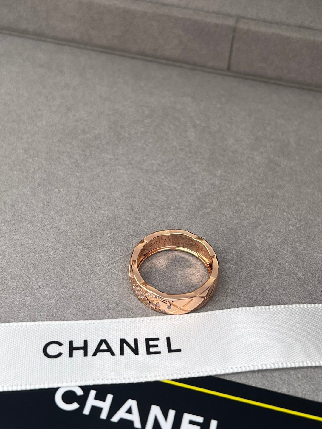 CHANEL原單女士菱格鑲鑽戒指 玫瑰金色精緻寬版時尚指環| 12 CHANEL原單女士菱格鑲鑽戒指 玫瑰金色精緻寬版時尚指環