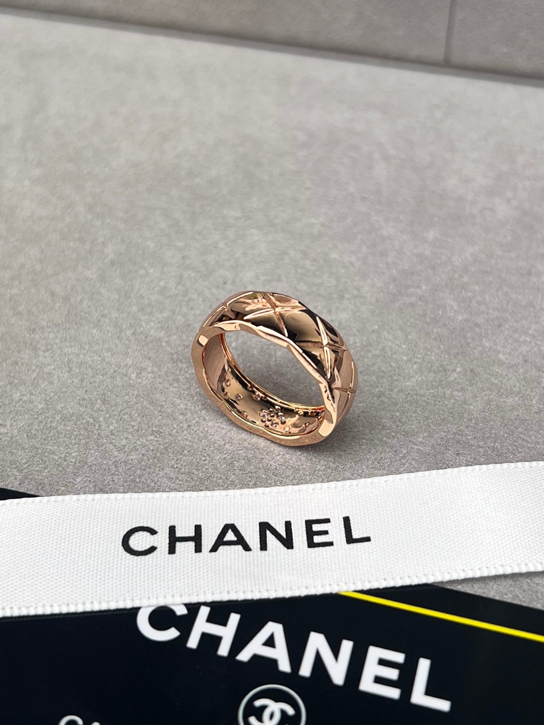 CHANEL原單女士菱格鑲鑽戒指 玫瑰金色精緻寬版時尚指環| 11 CHANEL原單女士菱格鑲鑽戒指 玫瑰金色精緻寬版時尚指環