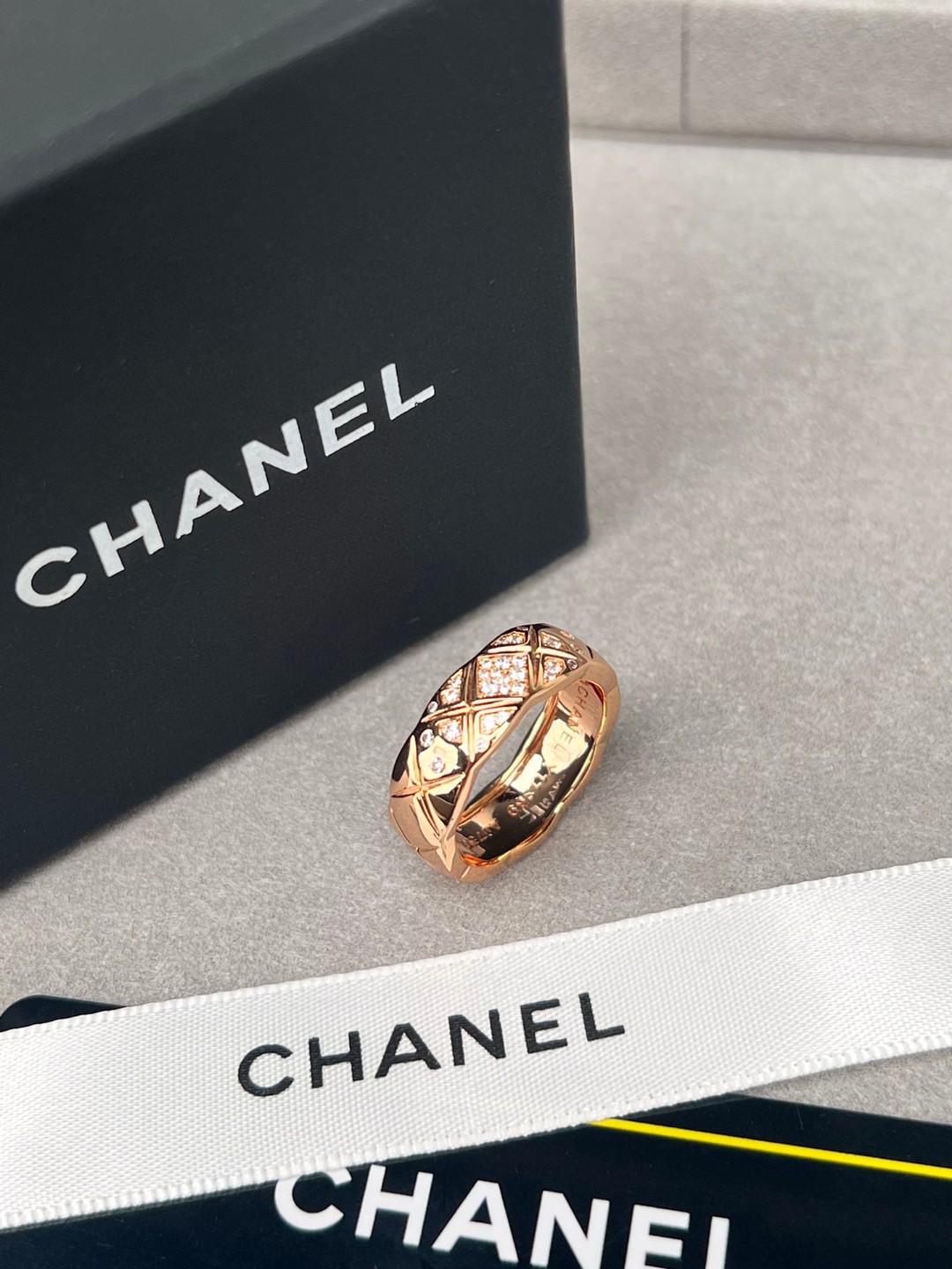 CHANEL原單女士菱格鑲鑽戒指 玫瑰金色精緻寬版時尚指環| 9 CHANEL原單女士菱格鑲鑽戒指 玫瑰金色精緻寬版時尚指環