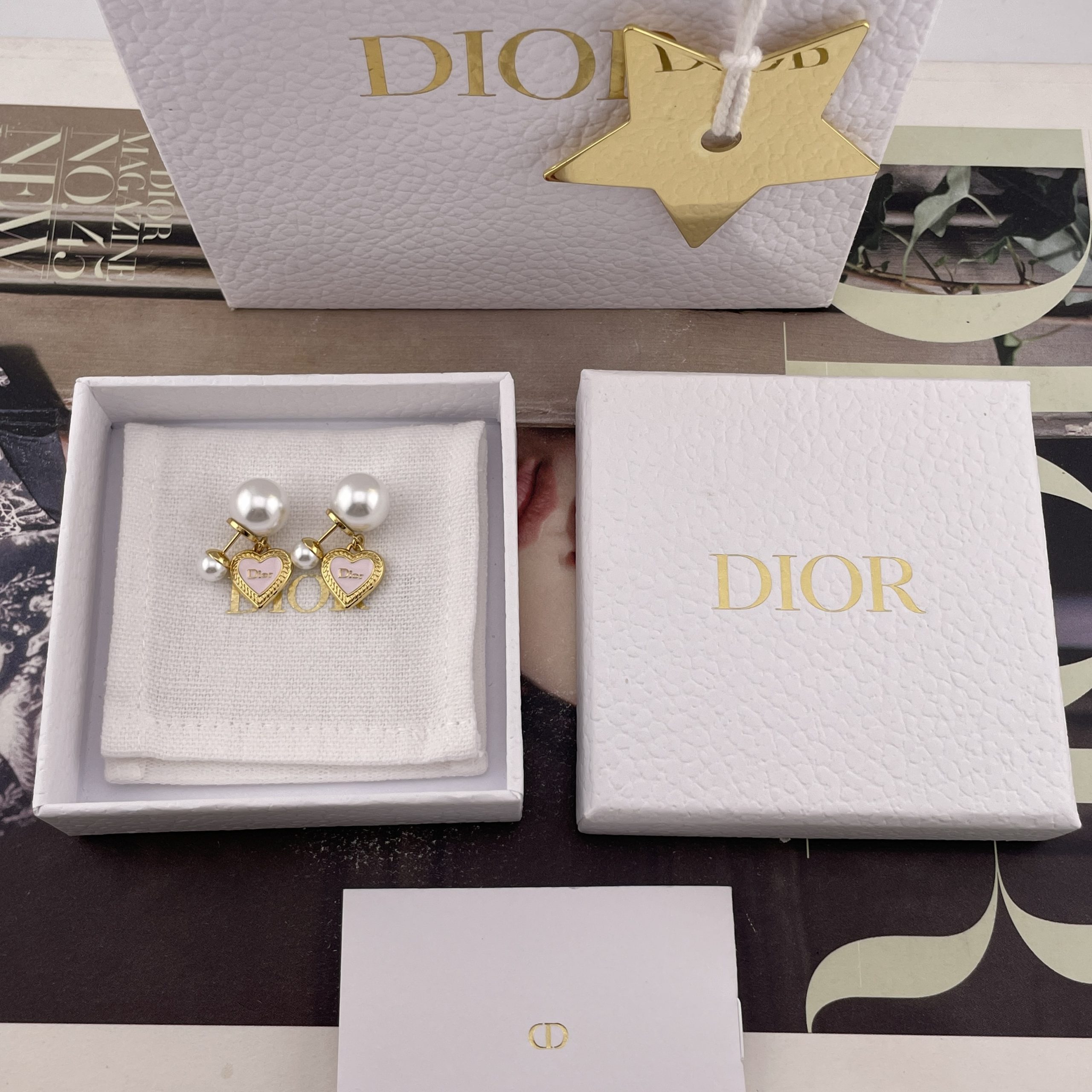 DIOR高仿女士珍珠愛心耳環金色吊墜精緻優雅2026氣質百搭款