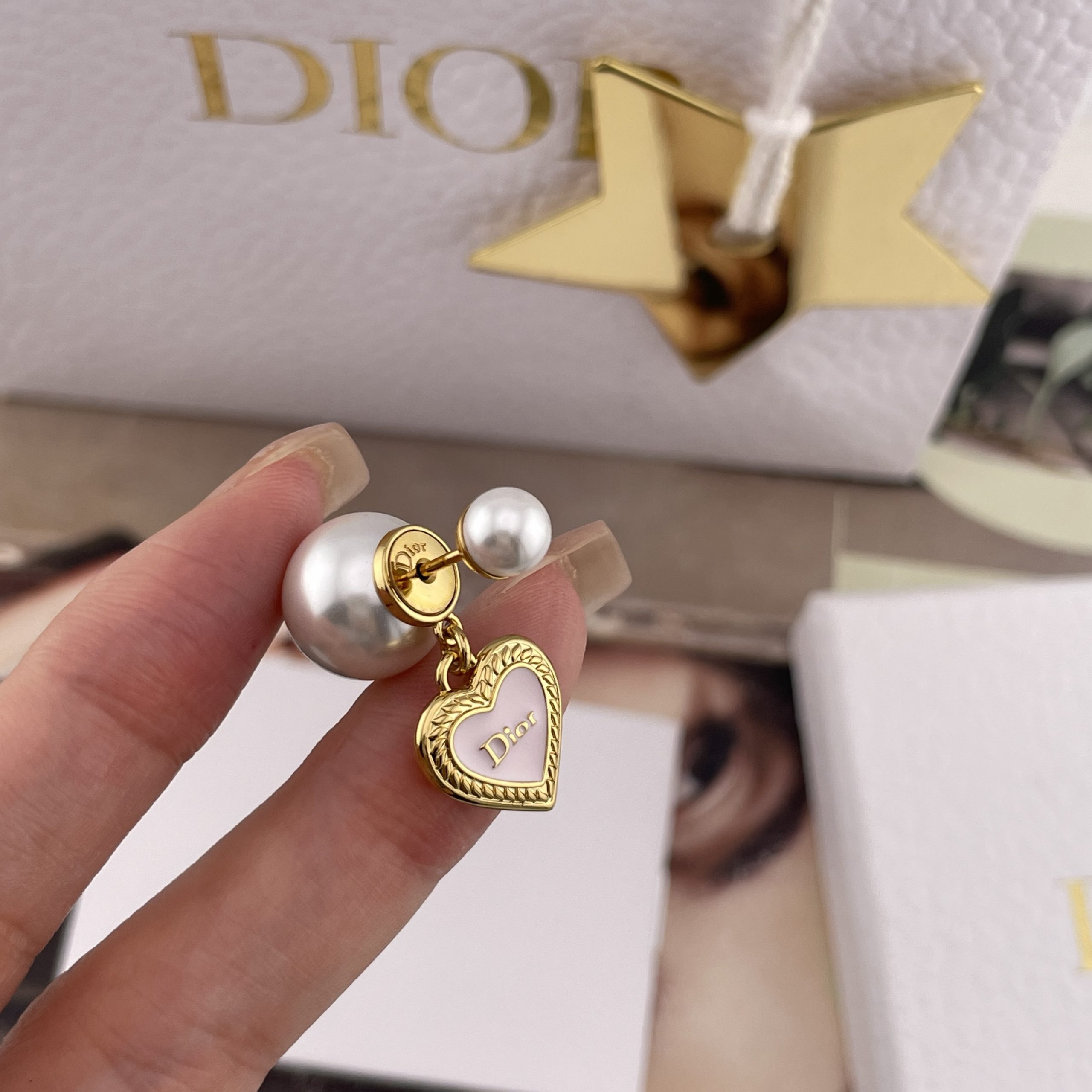 DIOR高仿女士珍珠愛心耳環金色吊墜精緻優雅2026氣質百搭款| 9 DIOR高仿女士珍珠愛心耳環金色吊墜精緻優雅2026氣質百搭款