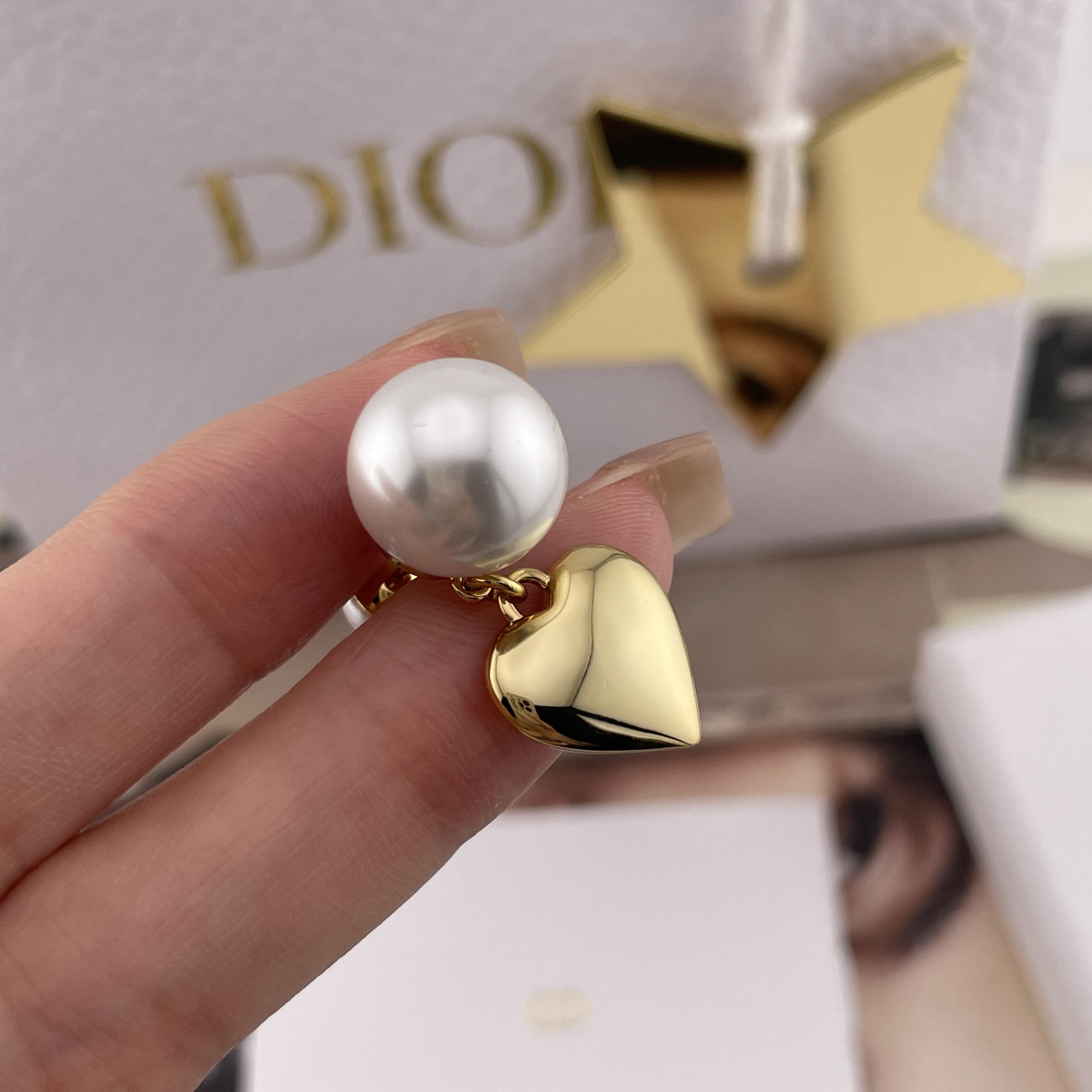 DIOR高仿女士珍珠愛心耳環金色吊墜精緻優雅2026氣質百搭款| 8 DIOR高仿女士珍珠愛心耳環金色吊墜精緻優雅2026氣質百搭款