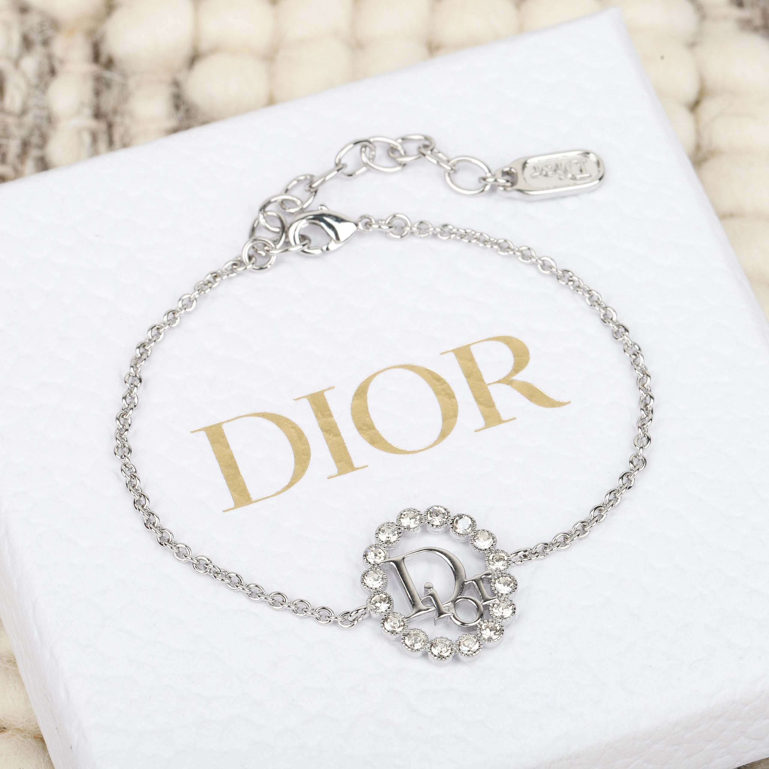 DIOR一比一女士銀色水鑽手鍊CD標誌細鏈設計2026輕奢氣質款| 7 DIOR一比一女士銀色水鑽手鍊CD標誌細鏈設計2026輕奢氣質款
