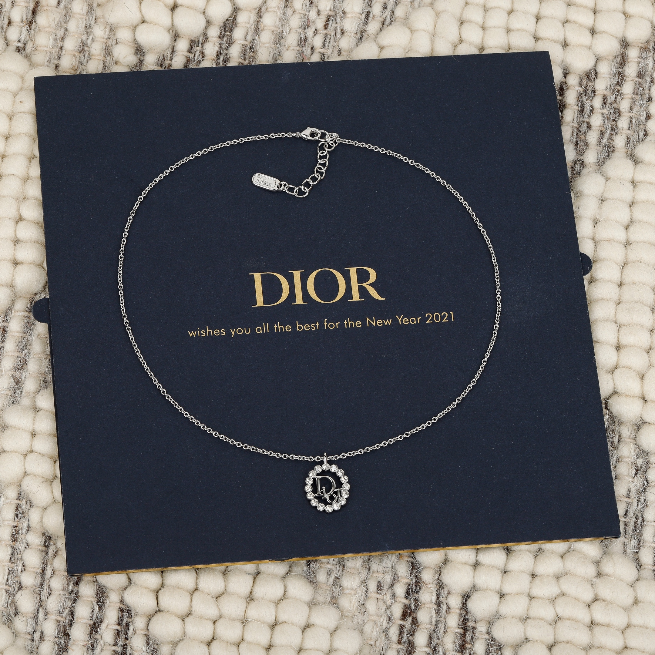 DIOR高仿女士銀色圓形水鑽吊墜項鍊CD標誌2026閃耀鎖骨鏈