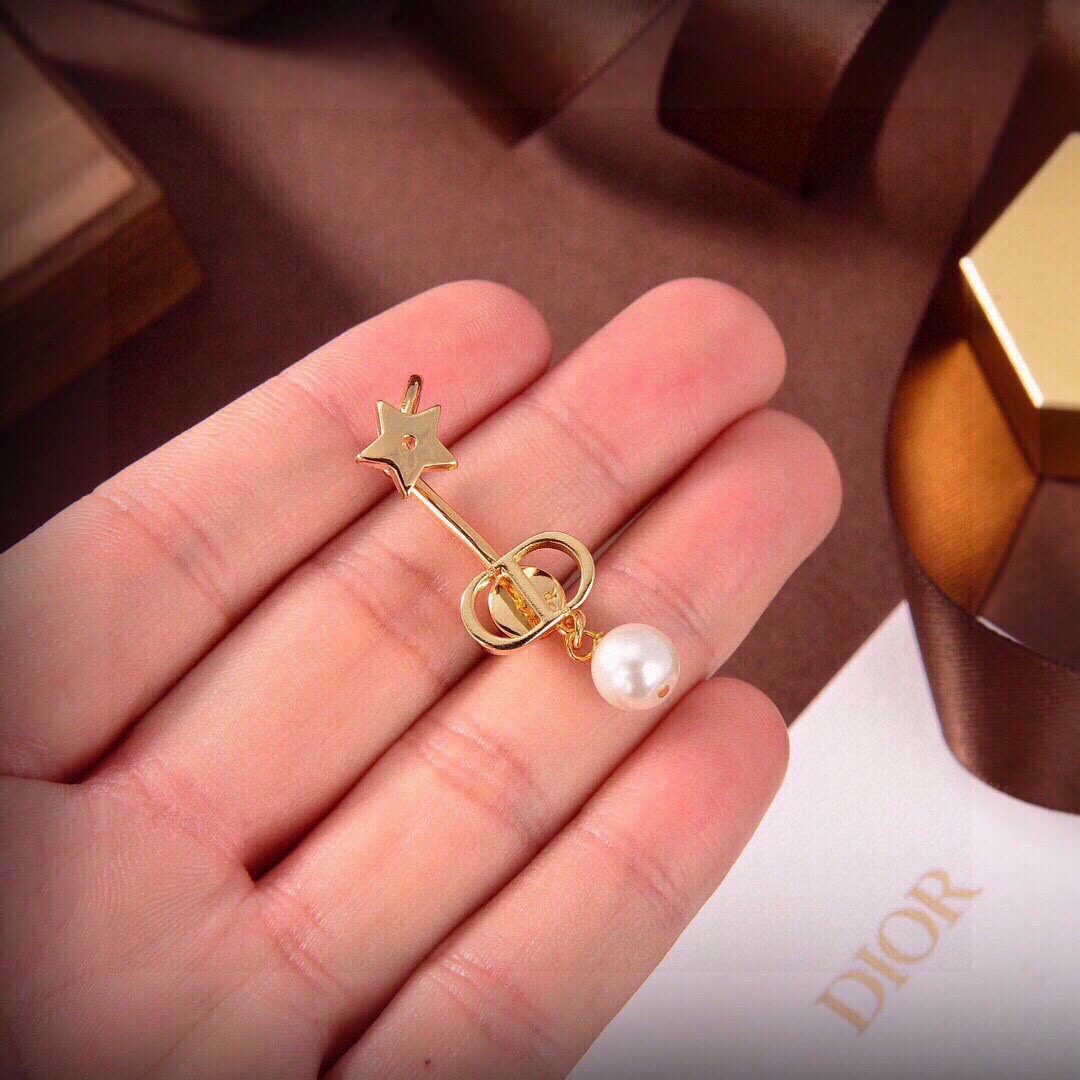 DIOR A貨女士金色星星珍珠耳飾CD字母垂墜設計2026甜美精緻款