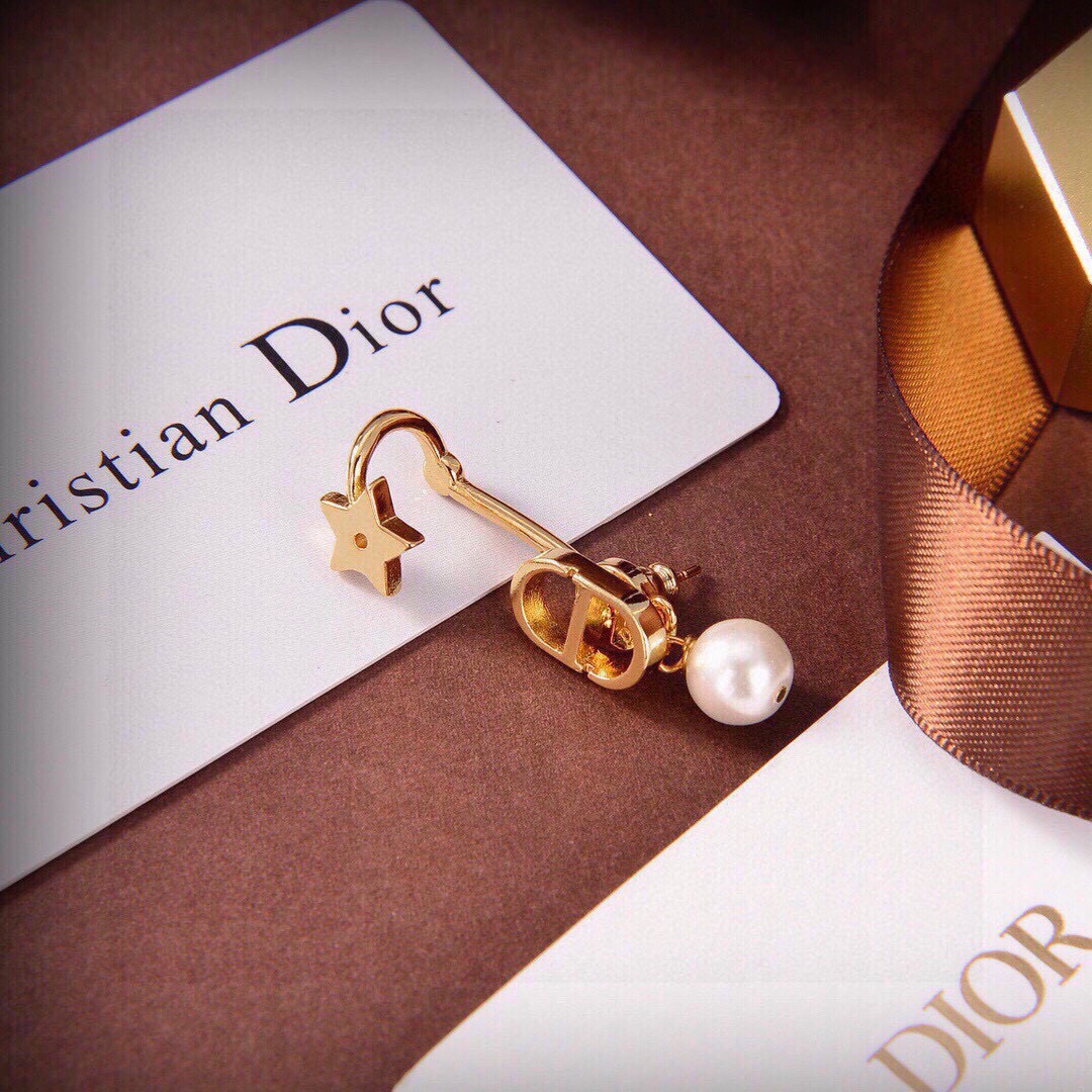 DIOR A貨女士金色星星珍珠耳飾CD字母垂墜設計2026甜美精緻款| 9 DIOR A貨女士金色星星珍珠耳飾CD字母垂墜設計2026甜美精緻款