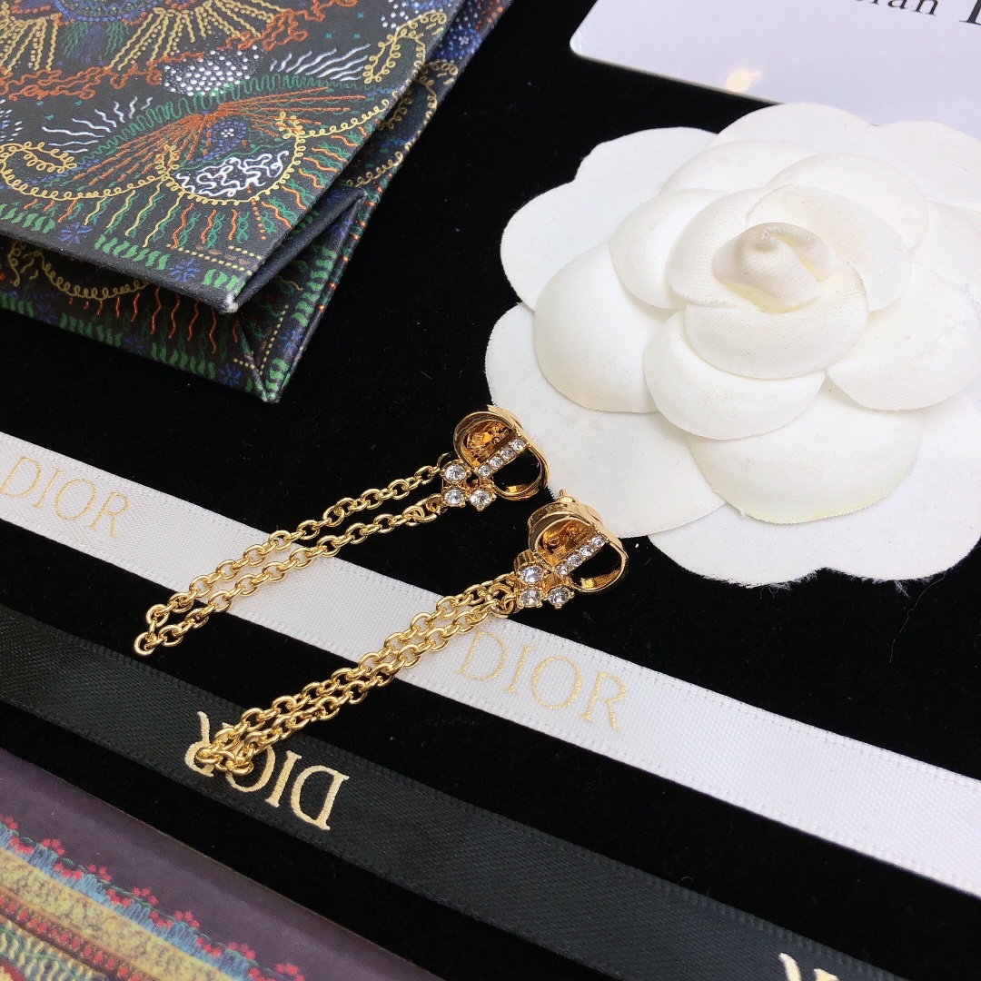 DIOR高仿女士金色CD水鑽流蘇耳環雙鏈垂墜設計精緻氣質款| 13 DIOR高仿女士金色CD水鑽流蘇耳環雙鏈垂墜設計精緻氣質款