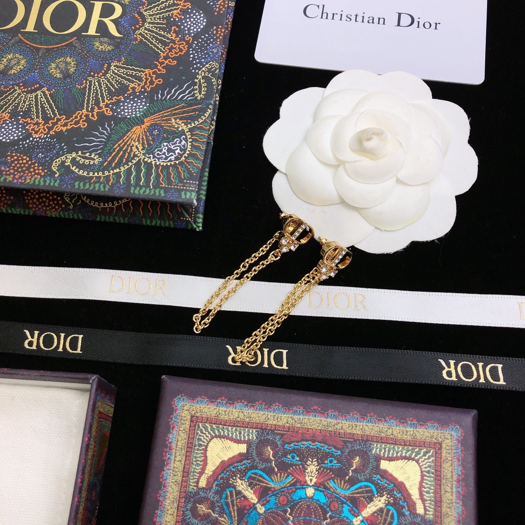 DIOR高仿女士金色CD水鑽流蘇耳環雙鏈垂墜設計精緻氣質款| 11 DIOR高仿女士金色CD水鑽流蘇耳環雙鏈垂墜設計精緻氣質款