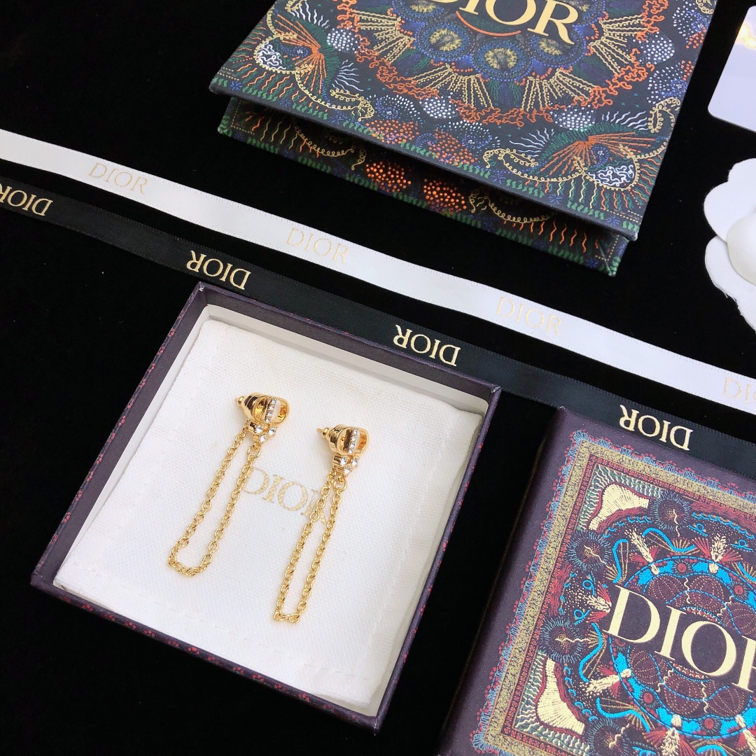 DIOR高仿女士金色CD水鑽流蘇耳環雙鏈垂墜設計精緻氣質款| 10 DIOR高仿女士金色CD水鑽流蘇耳環雙鏈垂墜設計精緻氣質款