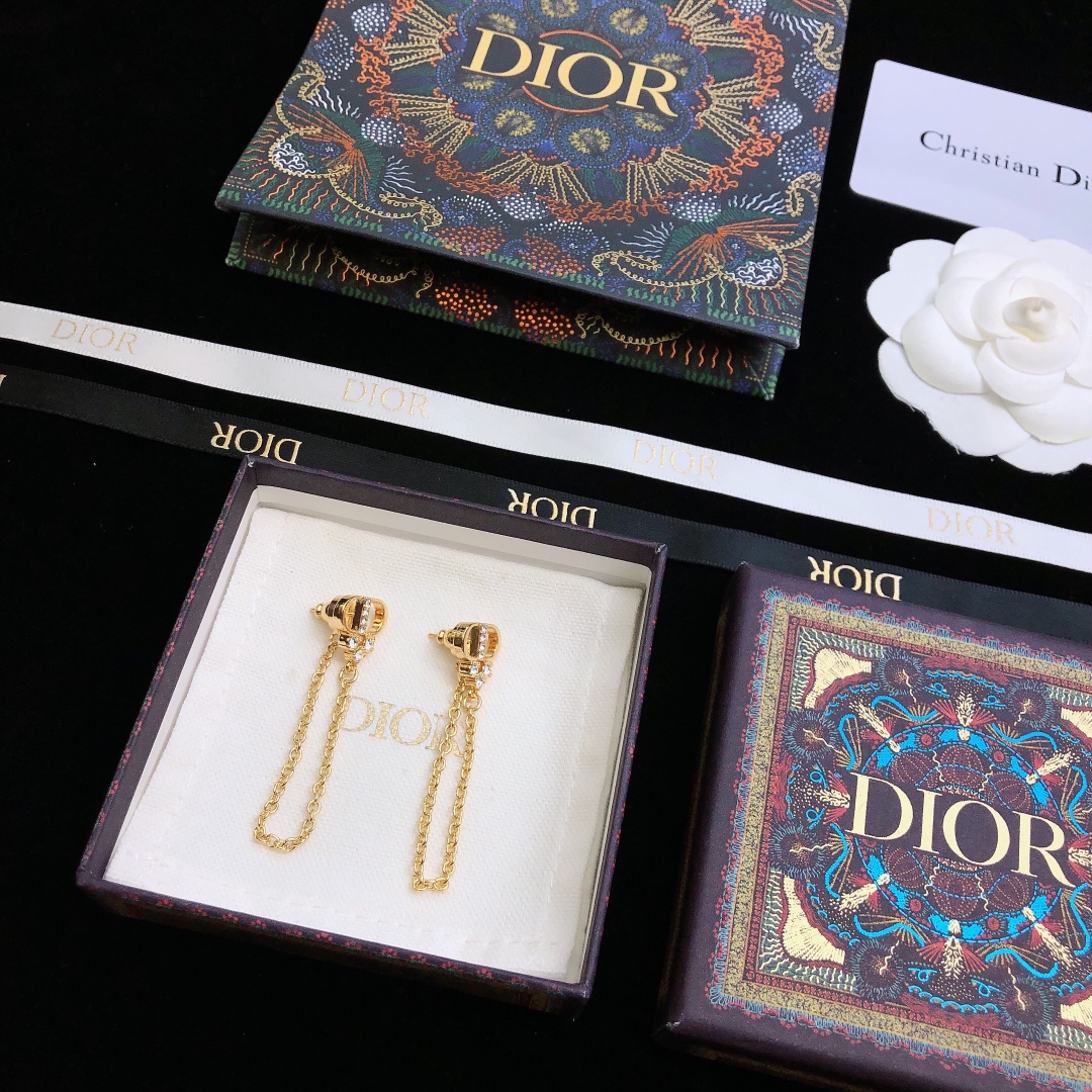 DIOR高仿女士金色CD水鑽流蘇耳環雙鏈垂墜設計精緻氣質款| 8 DIOR高仿女士金色CD水鑽流蘇耳環雙鏈垂墜設計精緻氣質款