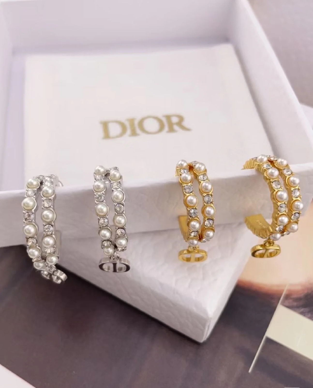 DIOR一比一女士銀色珍珠水鑽耳環CD吊墜半圈設計優雅百搭款