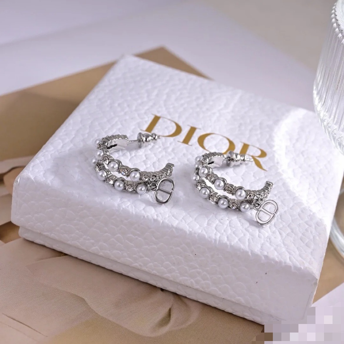 DIOR一比一女士銀色珍珠水鑽耳環CD吊墜半圈設計優雅百搭款