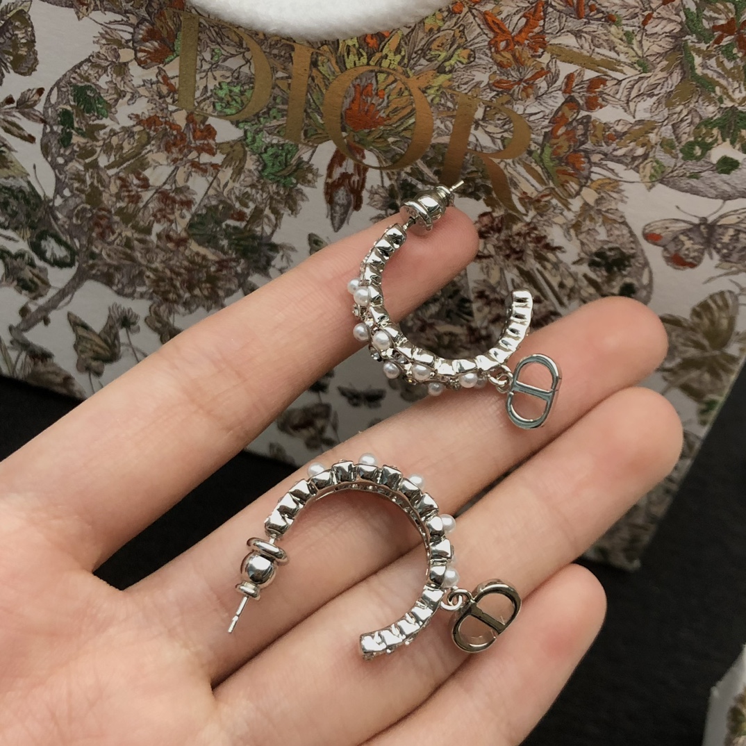 DIOR一比一女士銀色珍珠水鑽耳環CD吊墜半圈設計優雅百搭款