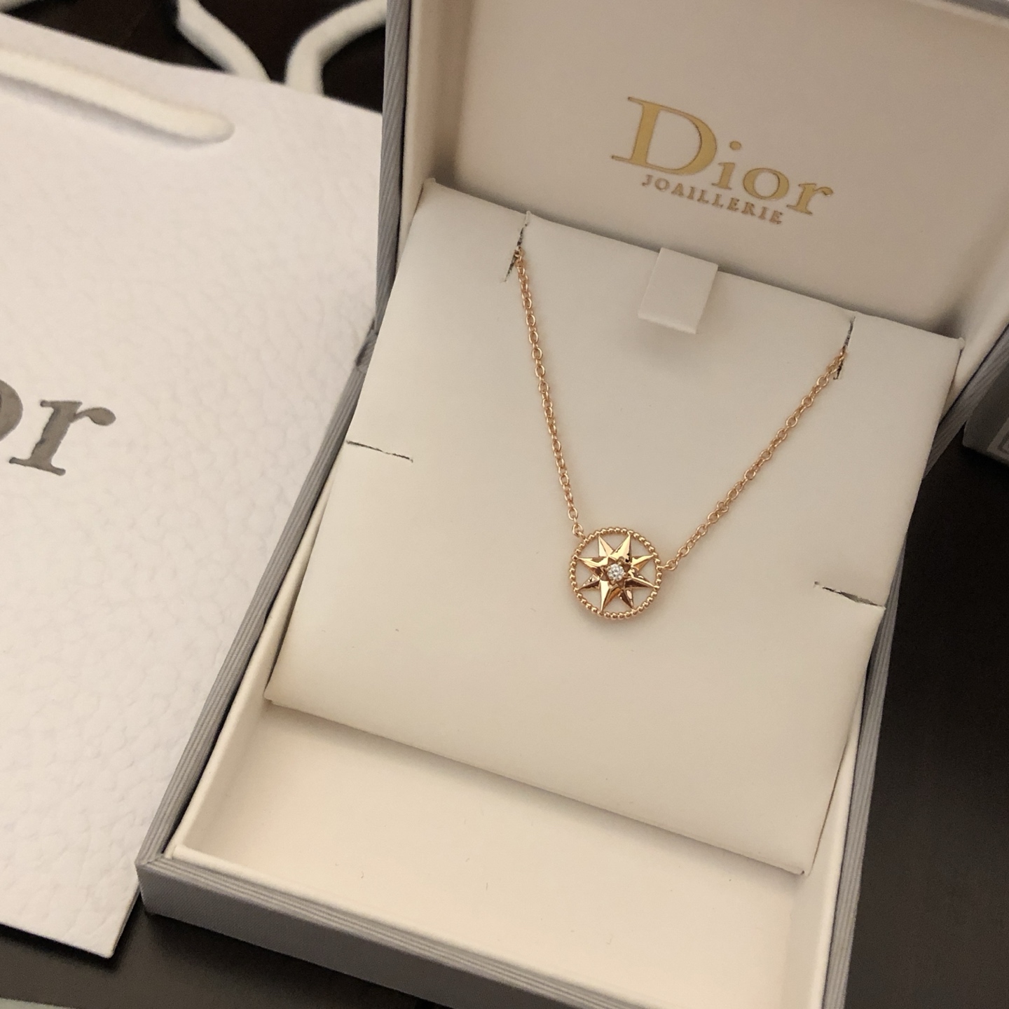 DIOR原單女士羅盤星芒項鍊玫瑰金圓形水鑽吊墜精緻鎖骨鏈| 2 DIOR原單女士羅盤星芒項鍊玫瑰金圓形水鑽吊墜精緻鎖骨鏈