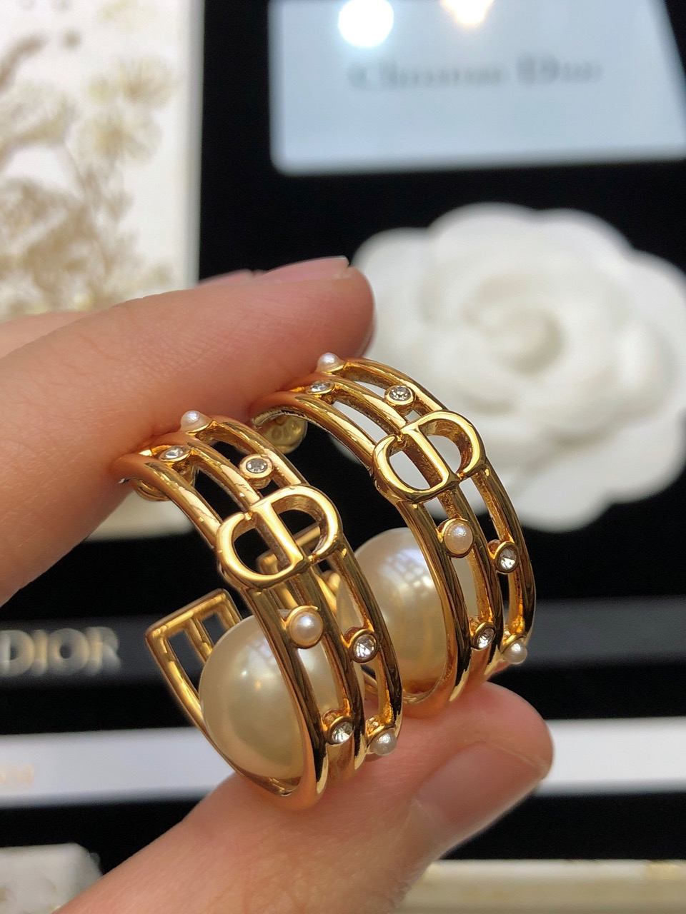 高仿Dior CD圓環耳環 金色珍珠水鑽鏤空造型耳飾| 9 高仿Dior CD圓環耳環 金色珍珠水鑽鏤空造型耳飾