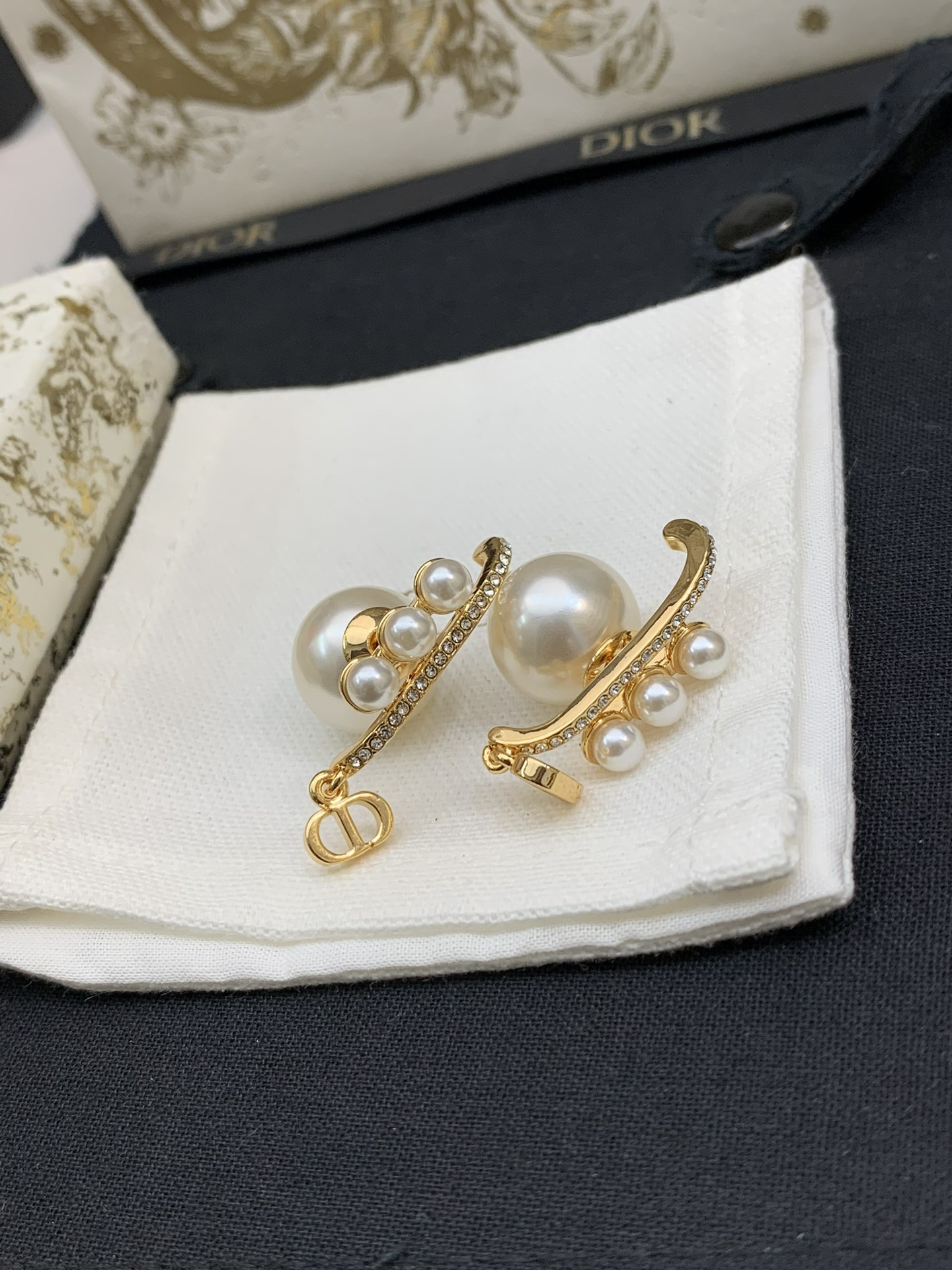 高仿Dior珍珠耳環 水鑽弧形CD吊墜金色不對稱耳飾| 2 高仿Dior珍珠耳環 水鑽弧形CD吊墜金色不對稱耳飾