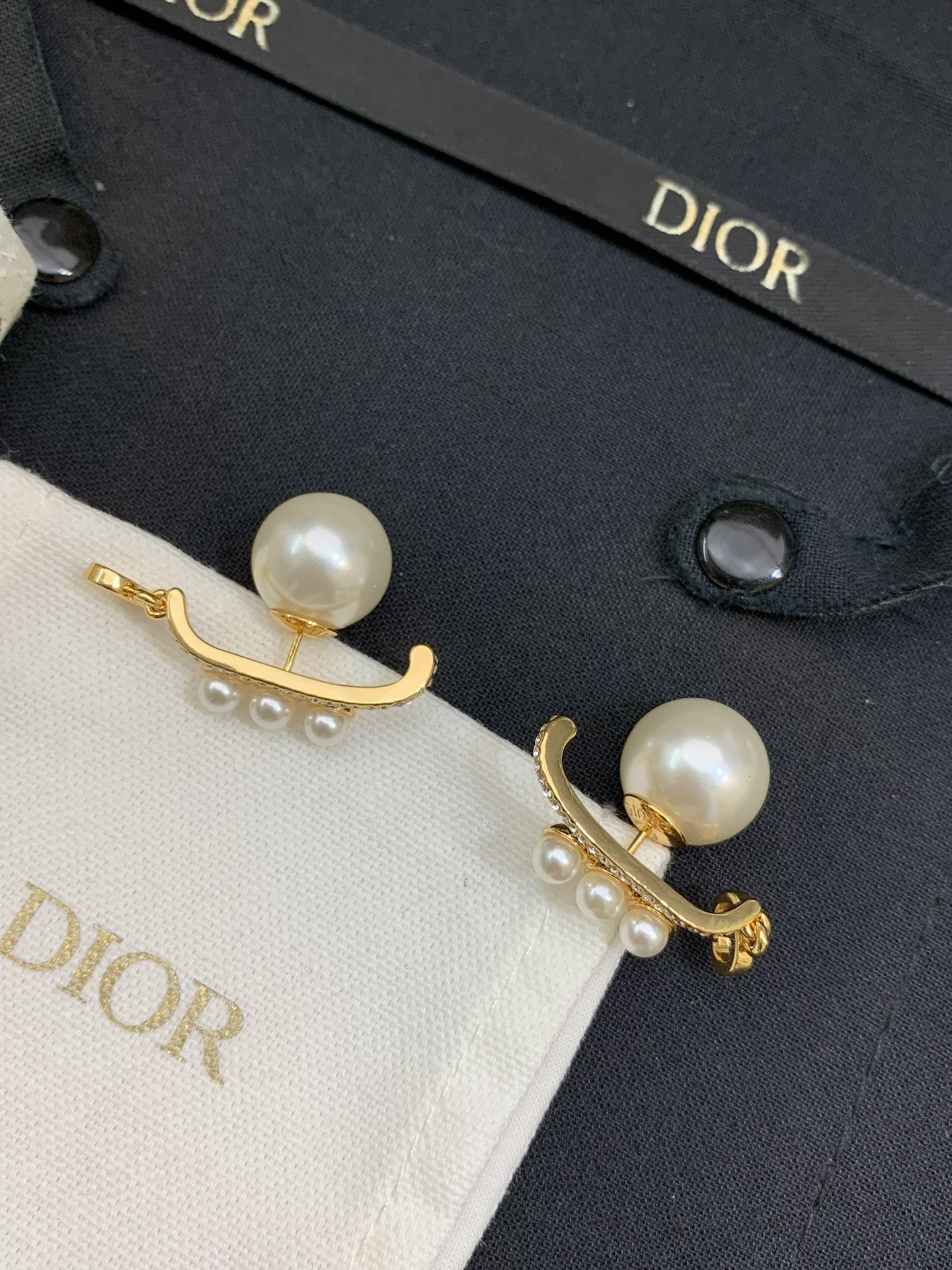 高仿Dior珍珠耳環 水鑽弧形CD吊墜金色不對稱耳飾| 10 高仿Dior珍珠耳環 水鑽弧形CD吊墜金色不對稱耳飾
