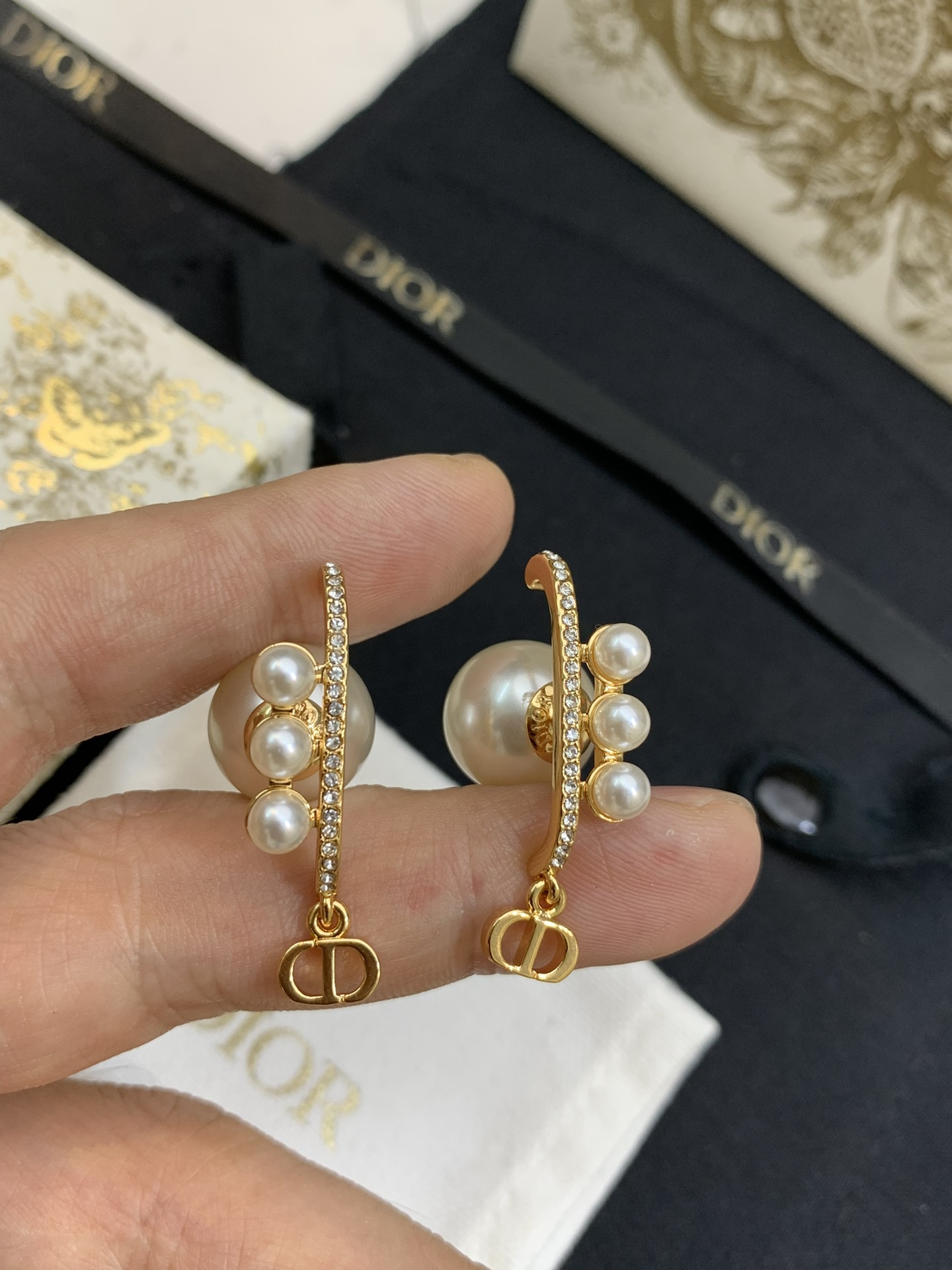 高仿Dior珍珠耳環 水鑽弧形CD吊墜金色不對稱耳飾| 8 高仿Dior珍珠耳環 水鑽弧形CD吊墜金色不對稱耳飾