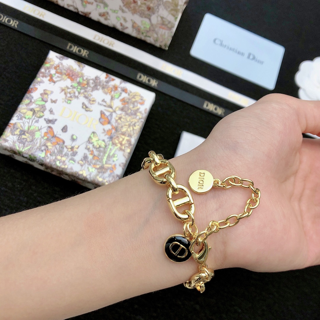 A貨Dior CD手鍊 金色粗鏈黑色圓牌吊墜復古手鏈| 9 A貨Dior CD手鍊 金色粗鏈黑色圓牌吊墜復古手鏈