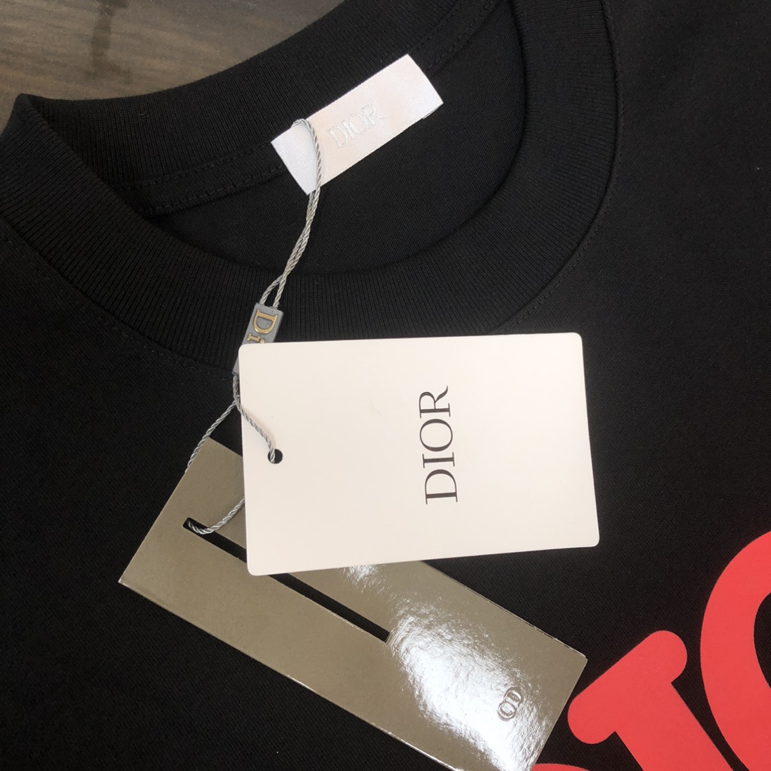 高仿Dior迪奧黑色短袖T恤 紅色Christian Dior Logo原單男裝| 12 高仿Dior迪奧黑色短袖T恤 紅色Christian Dior Logo原單男裝