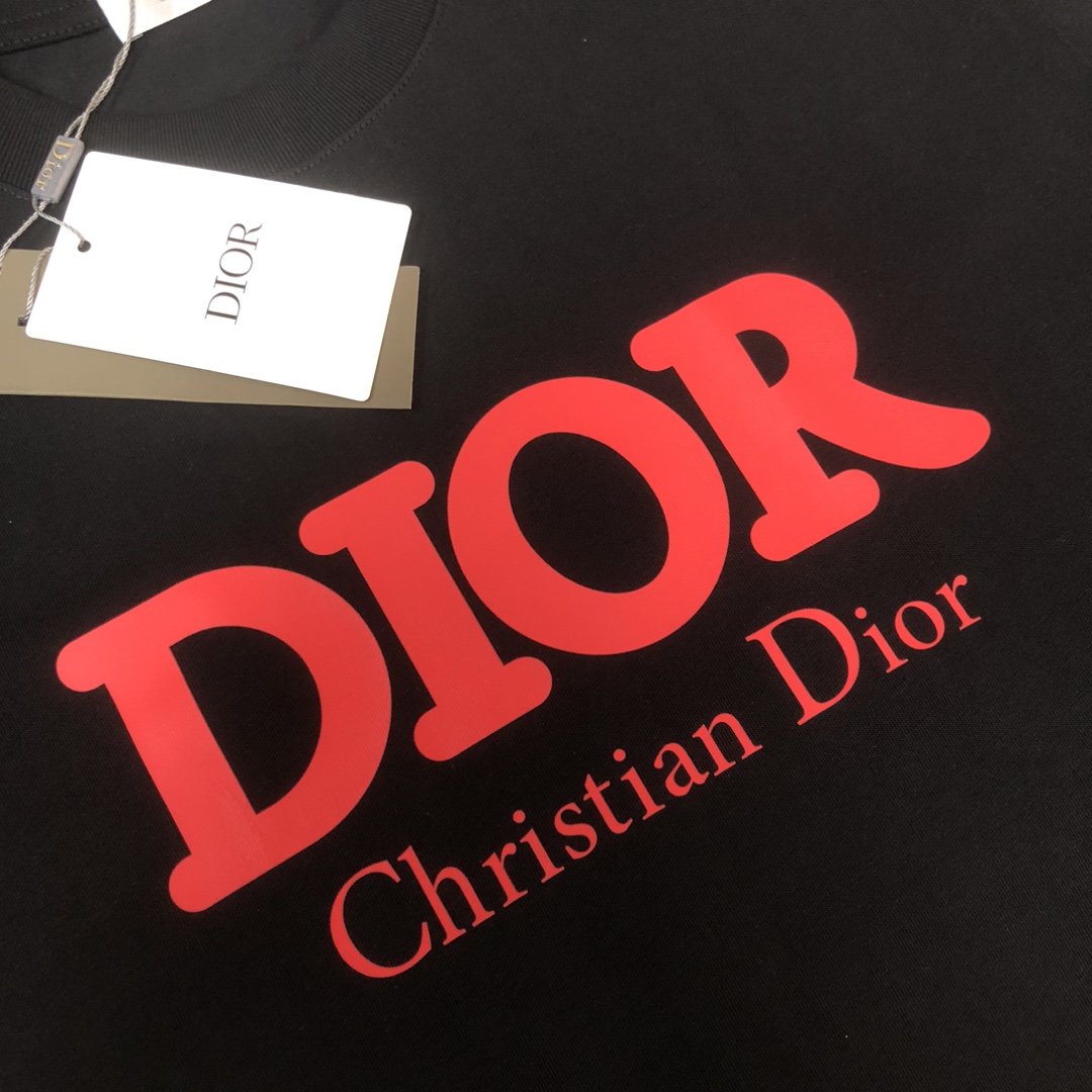 高仿Dior迪奧黑色短袖T恤 紅色Christian Dior Logo原單男裝| 11 高仿Dior迪奧黑色短袖T恤 紅色Christian Dior Logo原單男裝