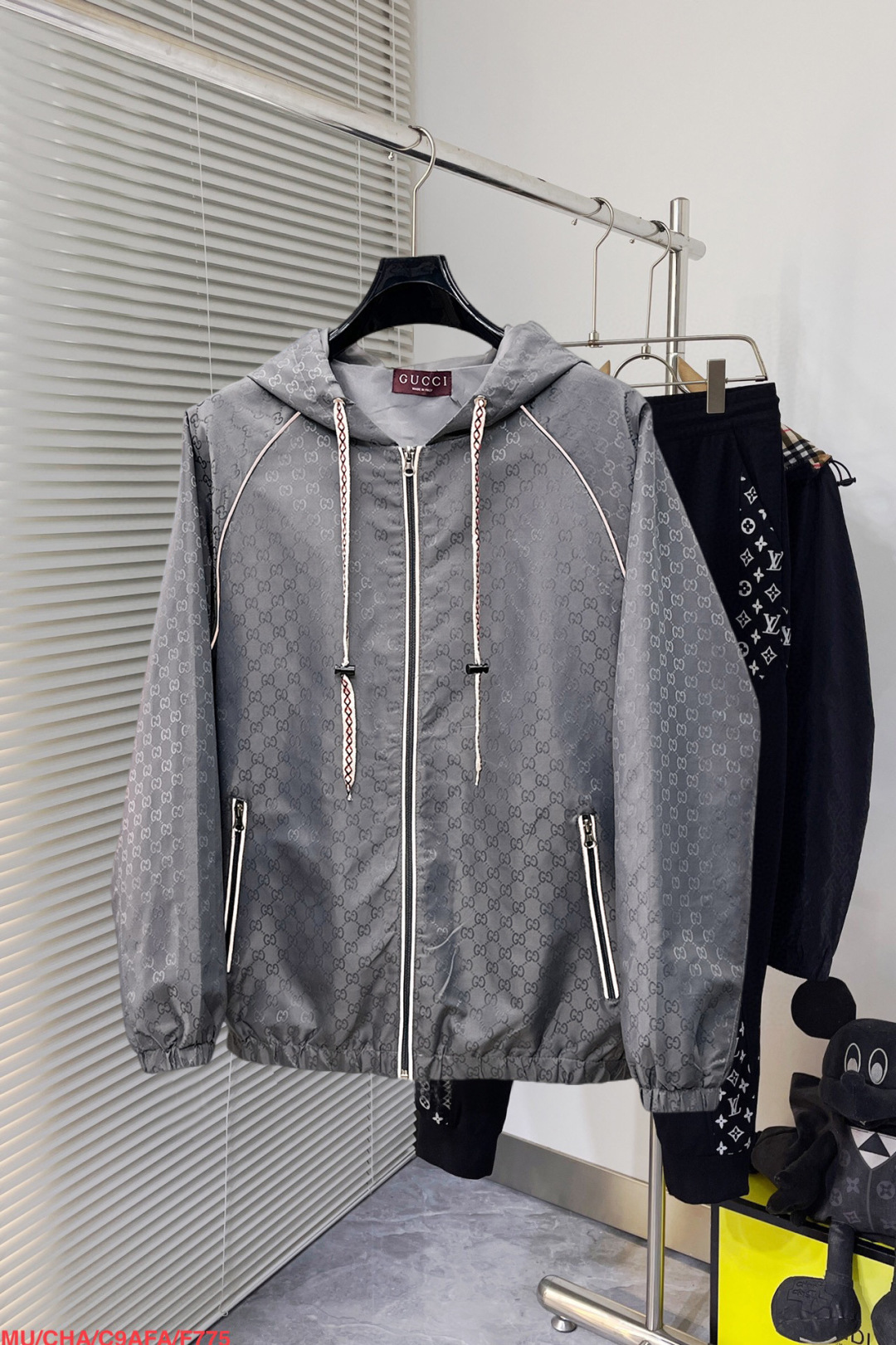 GUCCI 高仿灰色滿版外套 男士雙G連帽拉鍊夾克休閒款| 3 GUCCI 高仿灰色滿版外套 男士雙G連帽拉鍊夾克休閒款