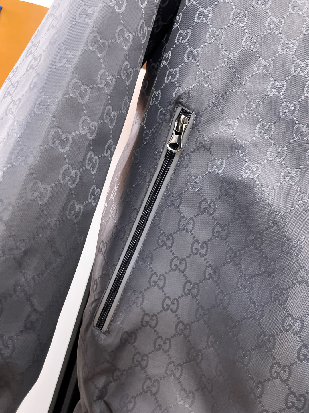 GUCCI 高仿灰色滿版外套 男士雙G連帽拉鍊夾克休閒款| 9 GUCCI 高仿灰色滿版外套 男士雙G連帽拉鍊夾克休閒款