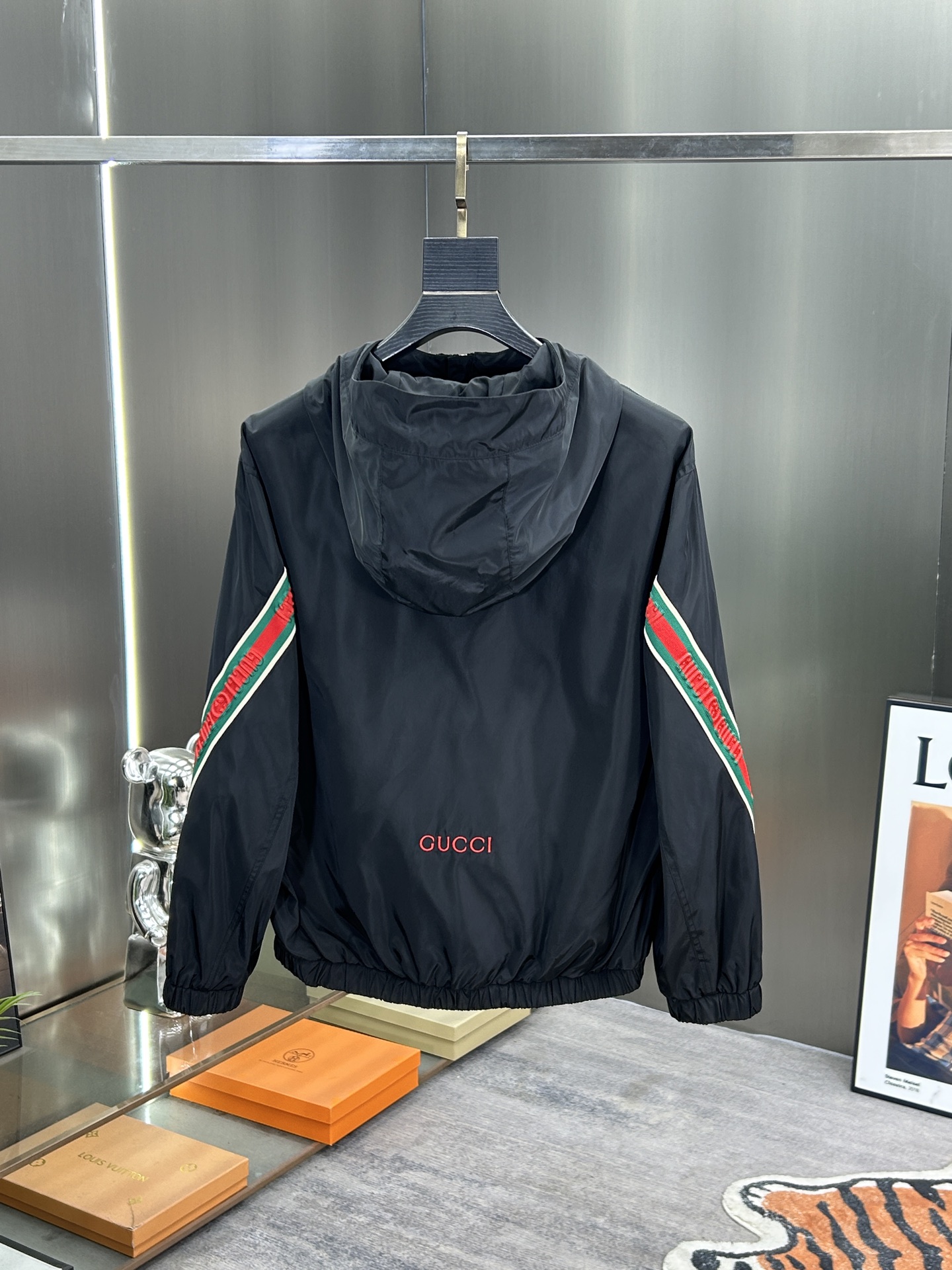 Gucci 復刻運動外套 男士黑色連帽夾克紅綠織帶設計| 14 Gucci 復刻運動外套 男士黑色連帽夾克紅綠織帶設計