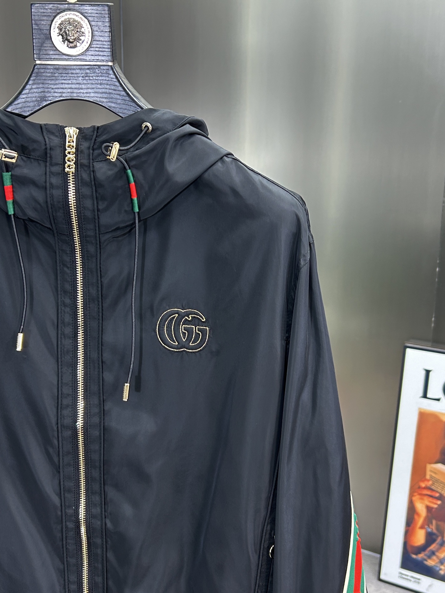 Gucci 復刻運動外套 男士黑色連帽夾克紅綠織帶設計| 13 Gucci 復刻運動外套 男士黑色連帽夾克紅綠織帶設計